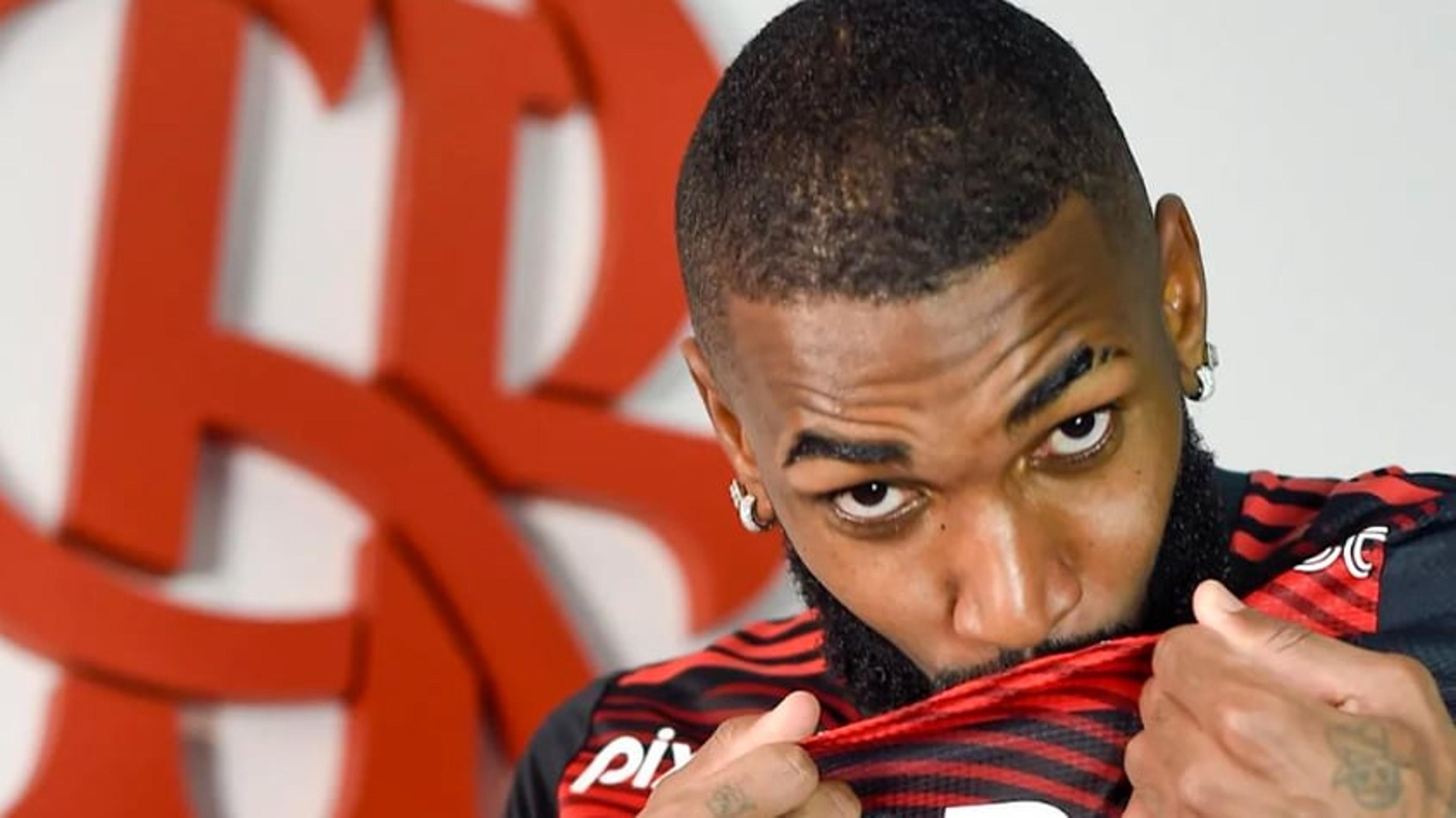 VÍDEO: De volta ao Flamengo, Gerson recebe o carinho da torcida rubro-negra na porta do Ninho do Urubu