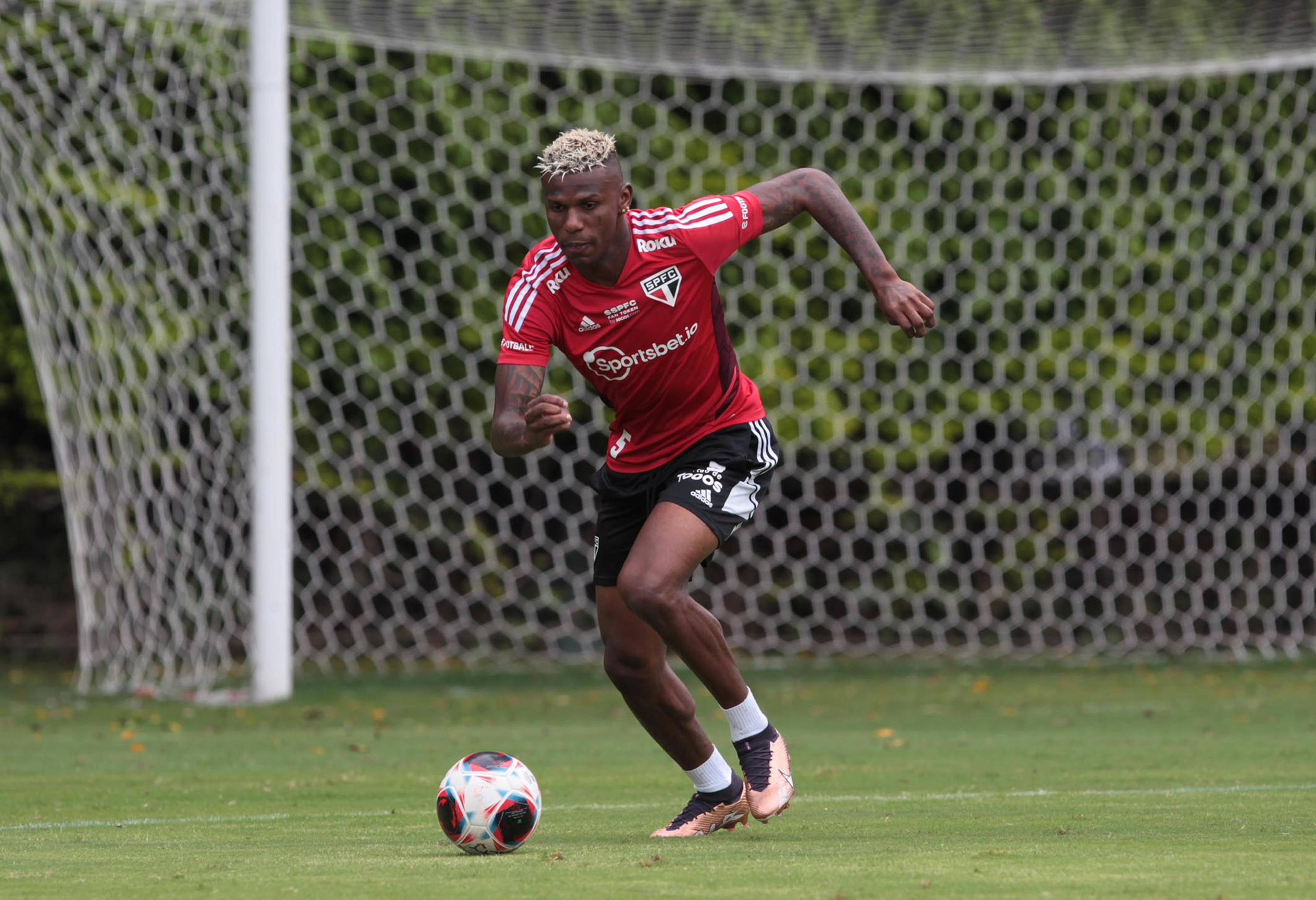 Escalação do São Paulo: Arboleda tem lesão descartada, mas pode ser poupado de confronto com o Vasco; Dorival mexe no meio-campo