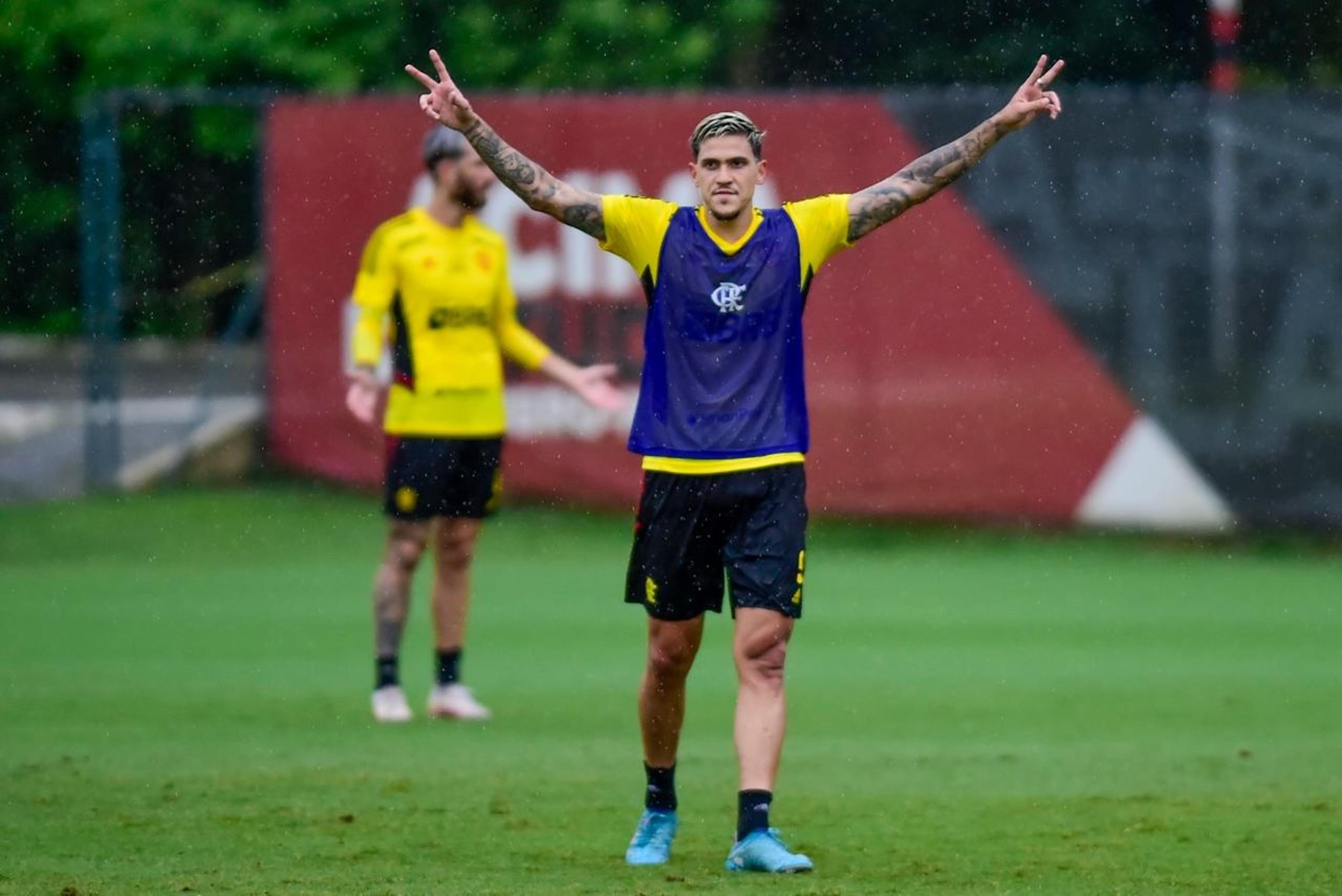 VÍDEO: Gabigol e Pedro mostram entrosamento com assistências e gols em treino do Flamengo