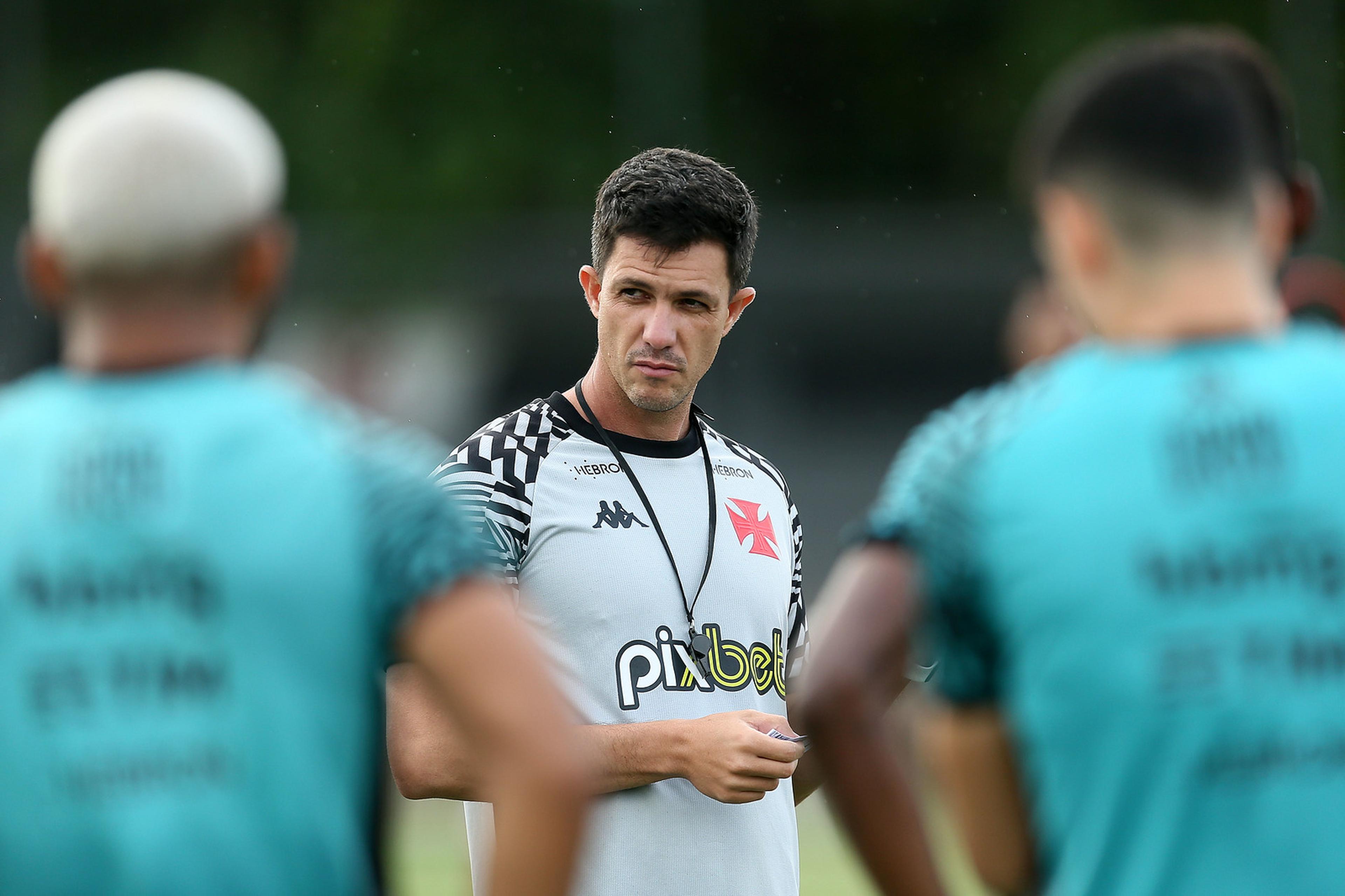 VÍDEO: Barbieri crê em retorno de Nenê para o próximo jogo do Vasco, mas descarta zagueiro