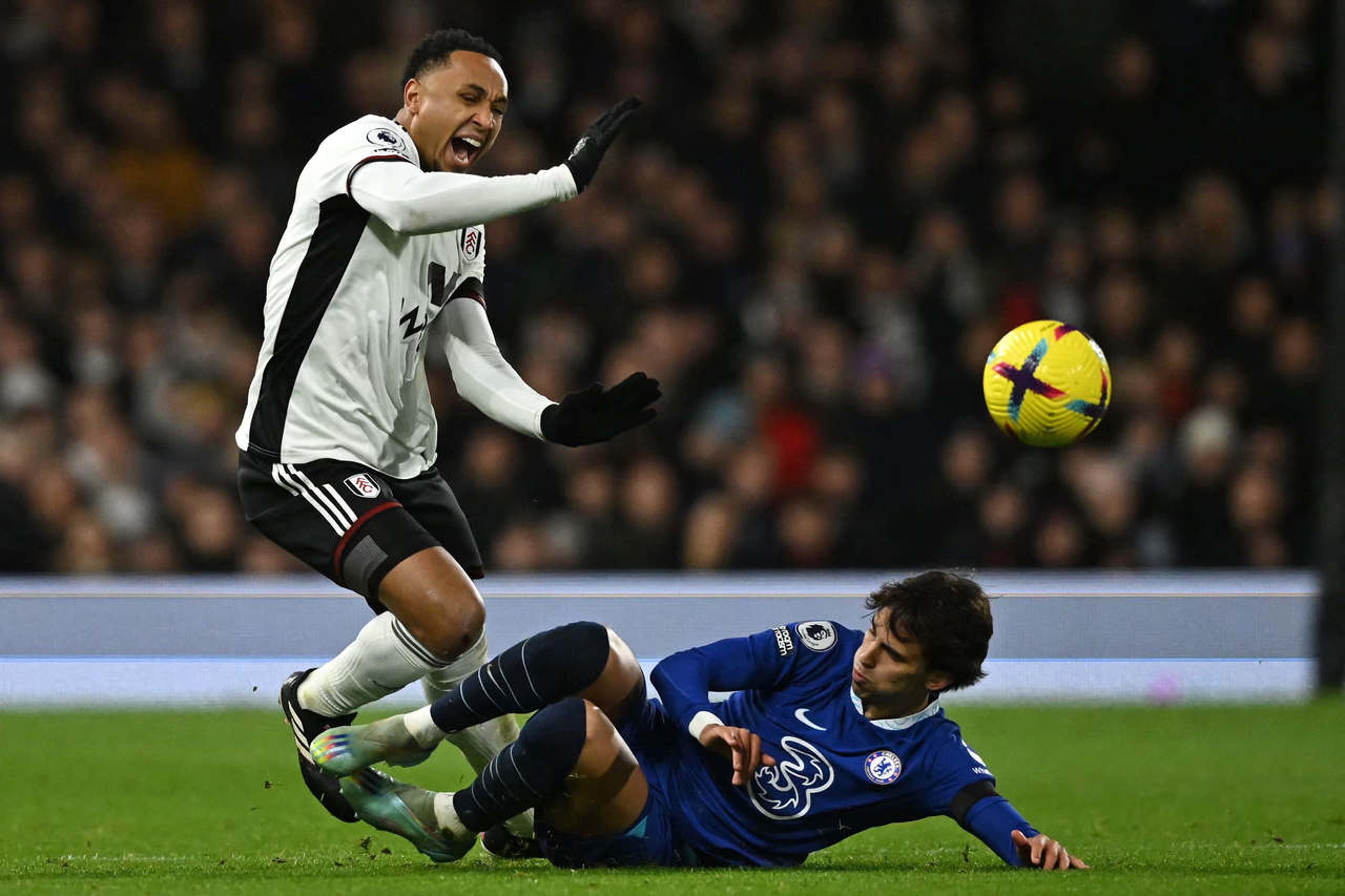 João Félix é expulso na estreia, Chelsea perde para o Fulham na Premier League e se afunda na crise