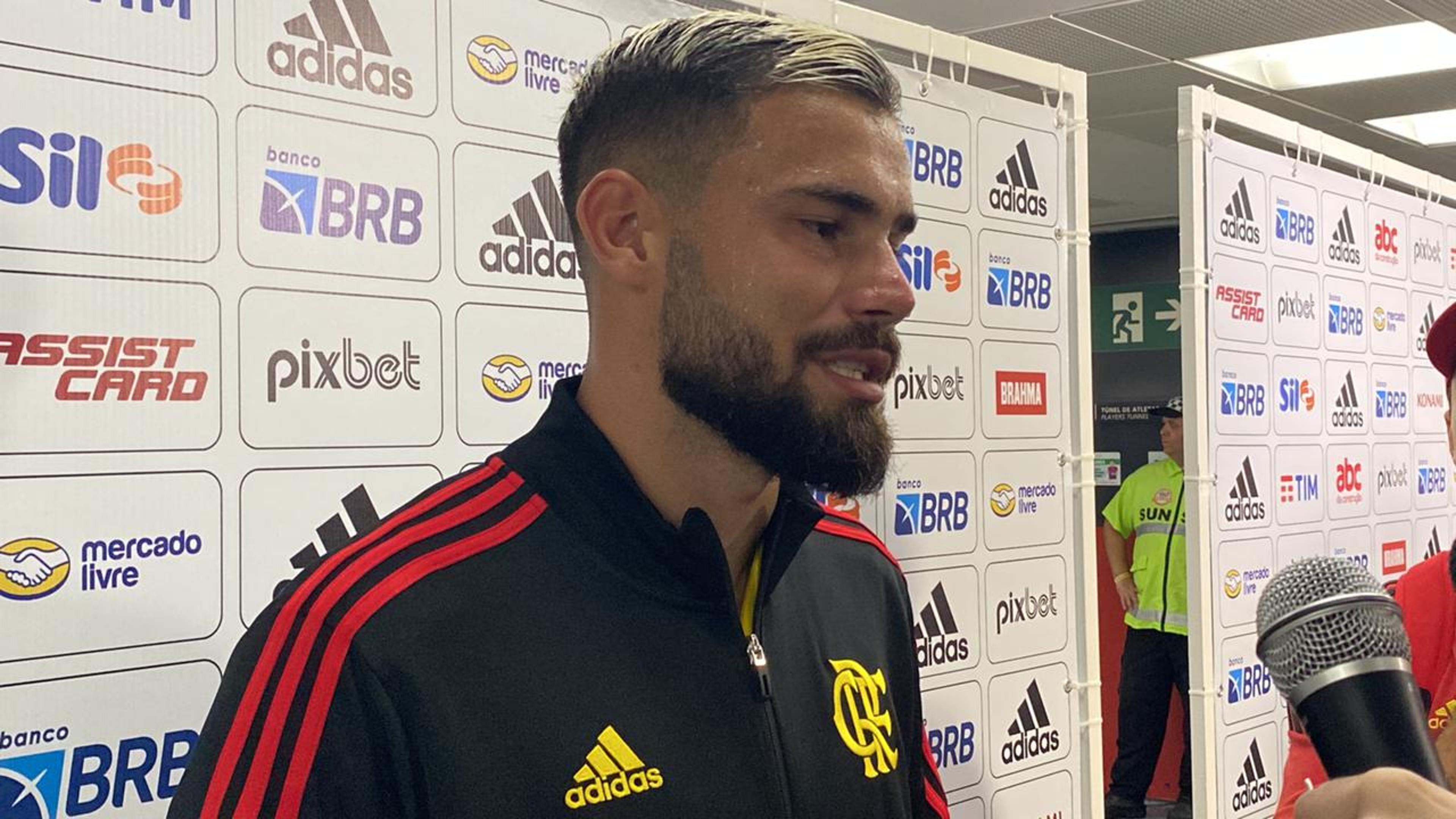 Matheus Cunha fala sobre futuro e disputa no gol do Flamengo: ‘Muito gratificante’