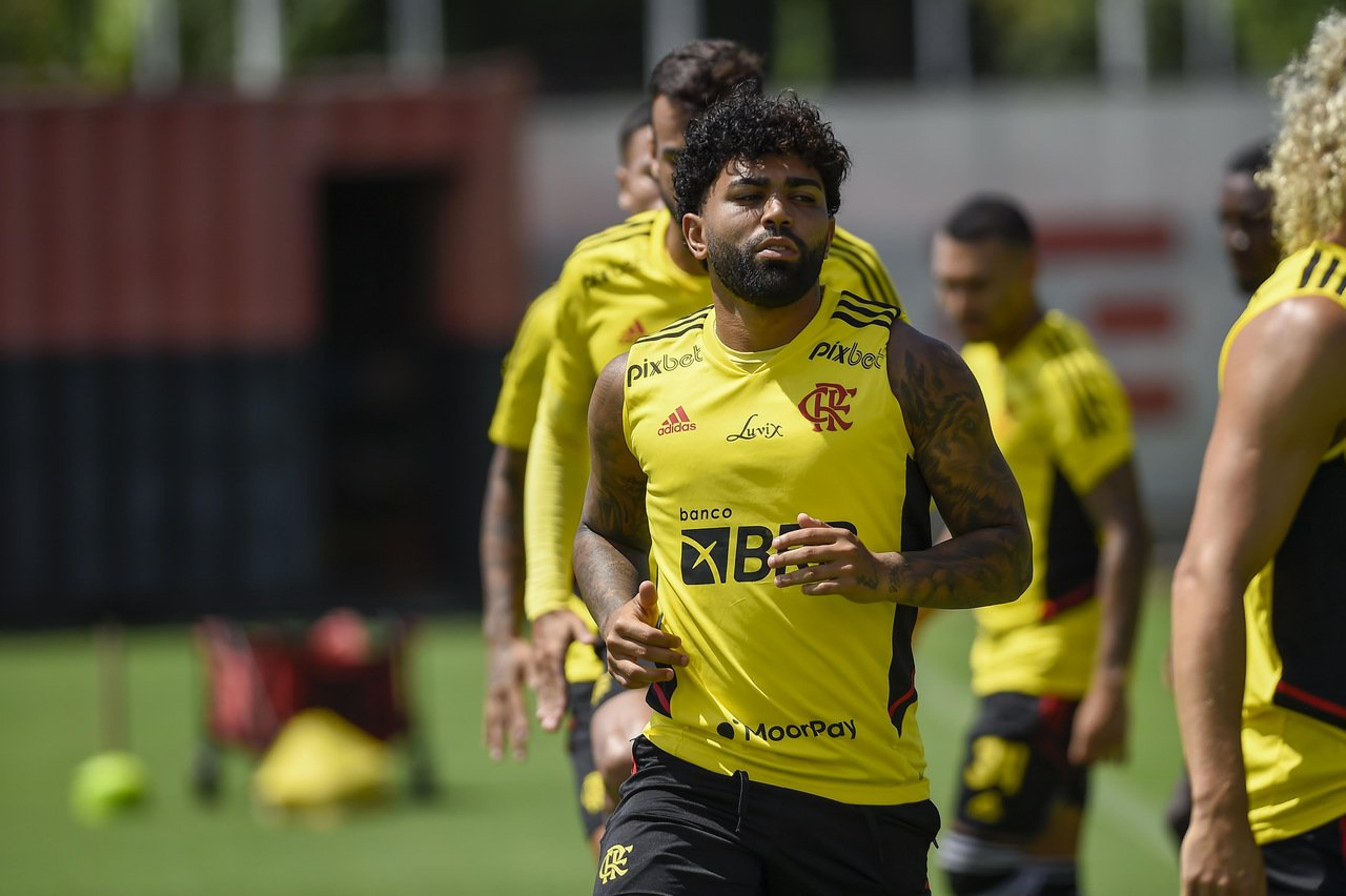 Sem Vidal, Flamengo embarca para Cariacica; veja a lista de relacionados