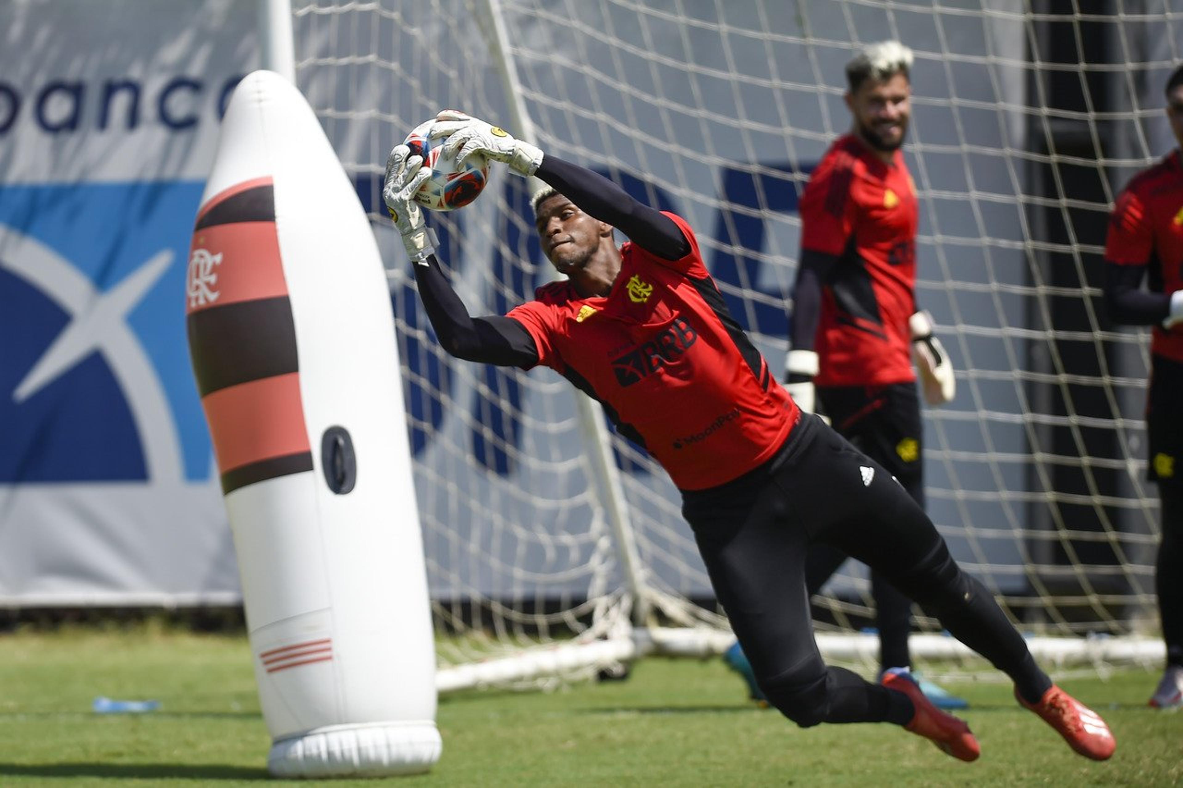 Goleiro Hugo faz enterrada em cima de Jimmy Butler e vira alvo de brincadeiras na web