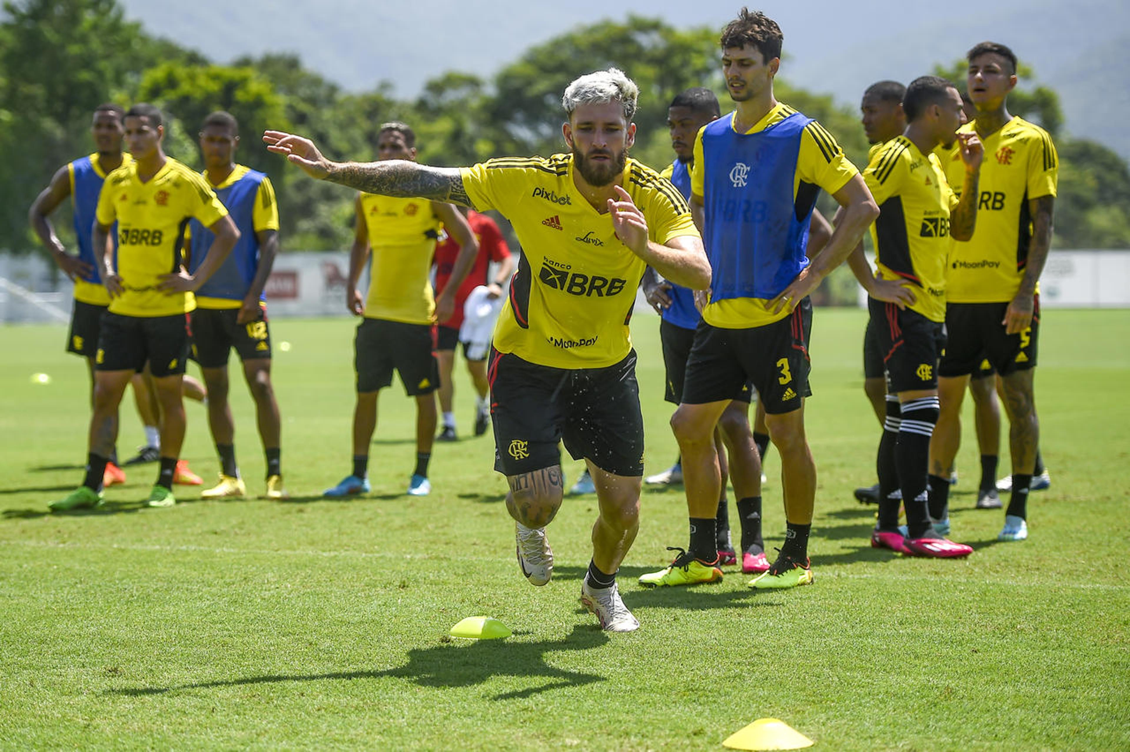 Flamengo se reapresenta e pode ter reforço para o jogo contra o Madureira