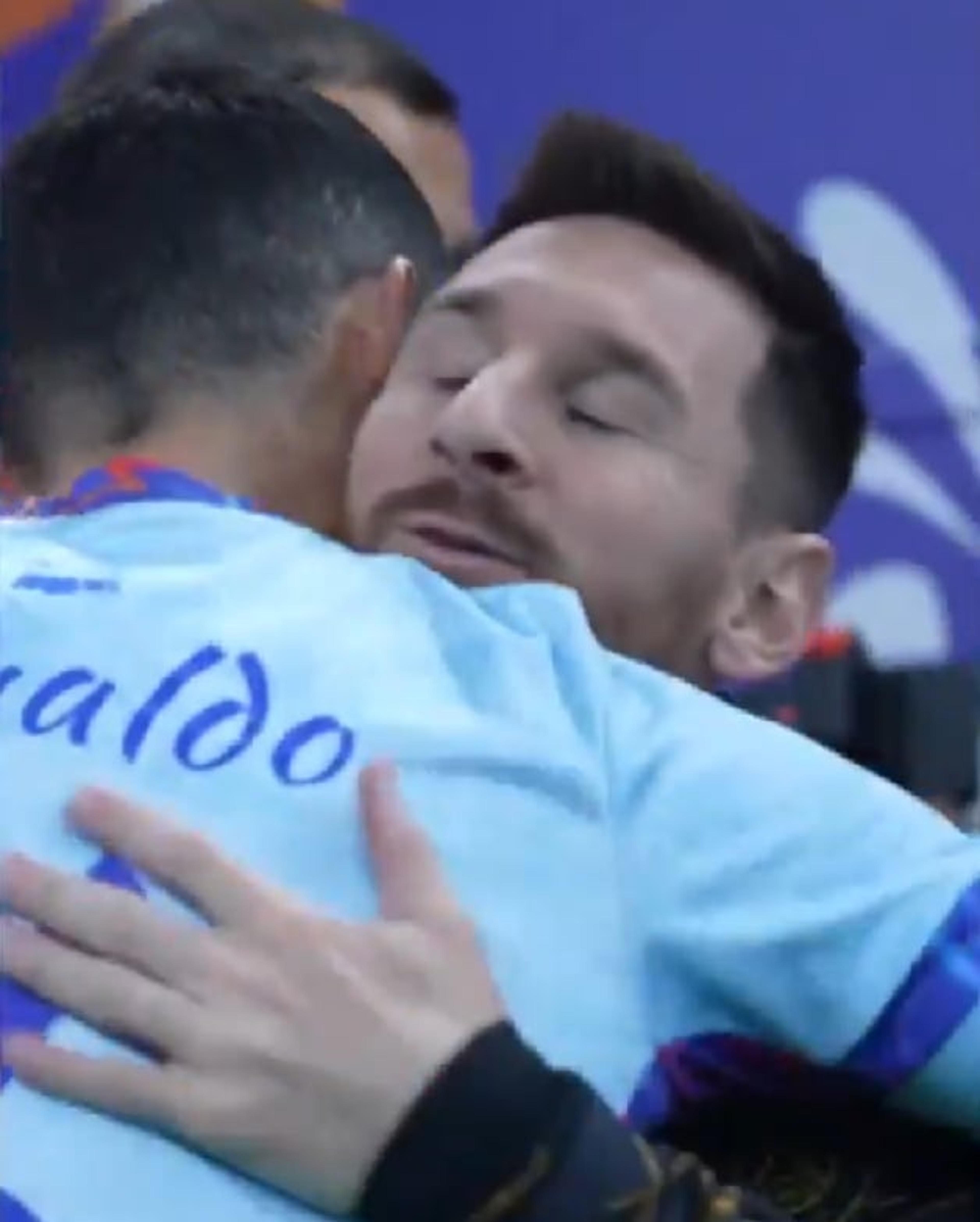 VÍDEO: Cristiano Ronaldo visita vestiário do PSG e parabeniza Neymar, Mbappé e Messi por vitória