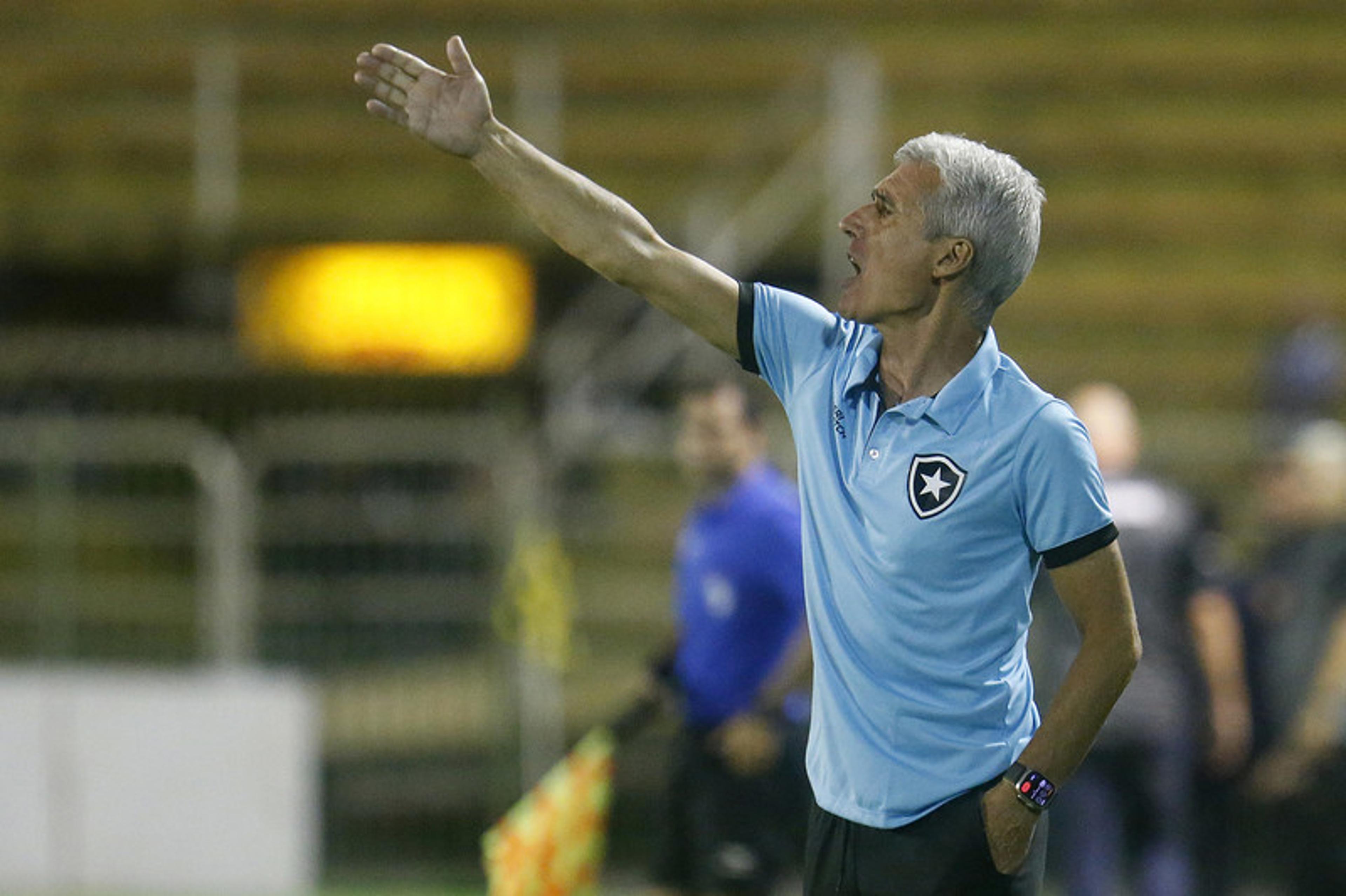 Luís Castro critica mudança de data de clássico entre Botafogo e Vasco: ‘Já fiz três planejamentos, não há respeito’