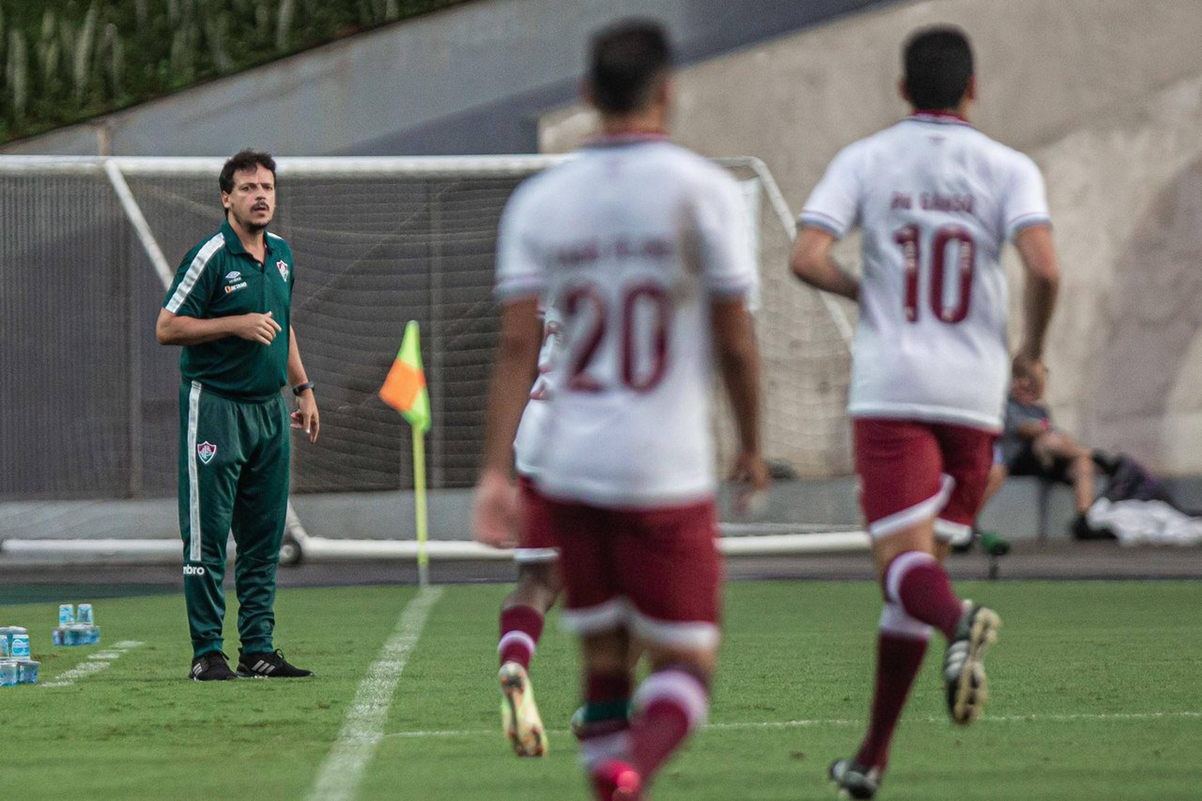 Fluminense demonstra desatenção com bola longa e inversões antes de jogo decisivo contra o Flamengo