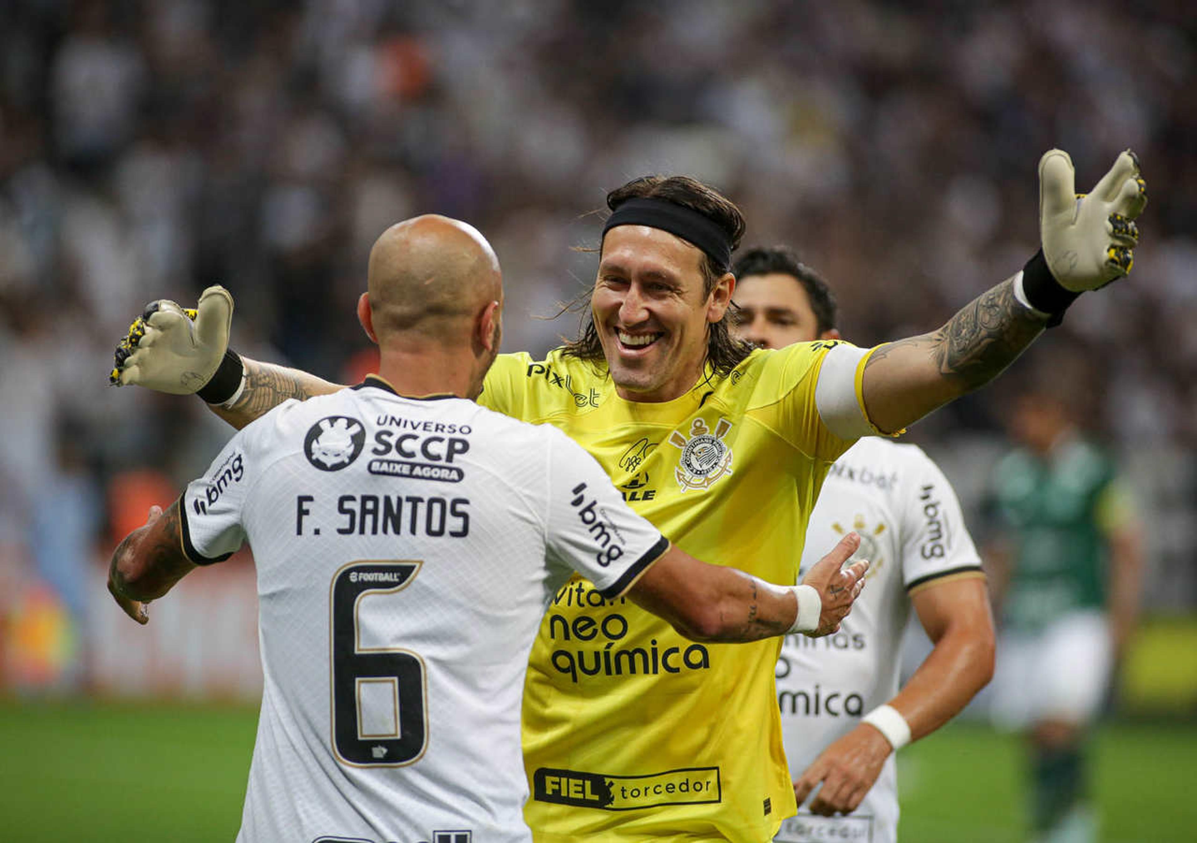 VÍDEO: Fábio Santos brinca com pique de Cássio para comemorar gol do Corinthians