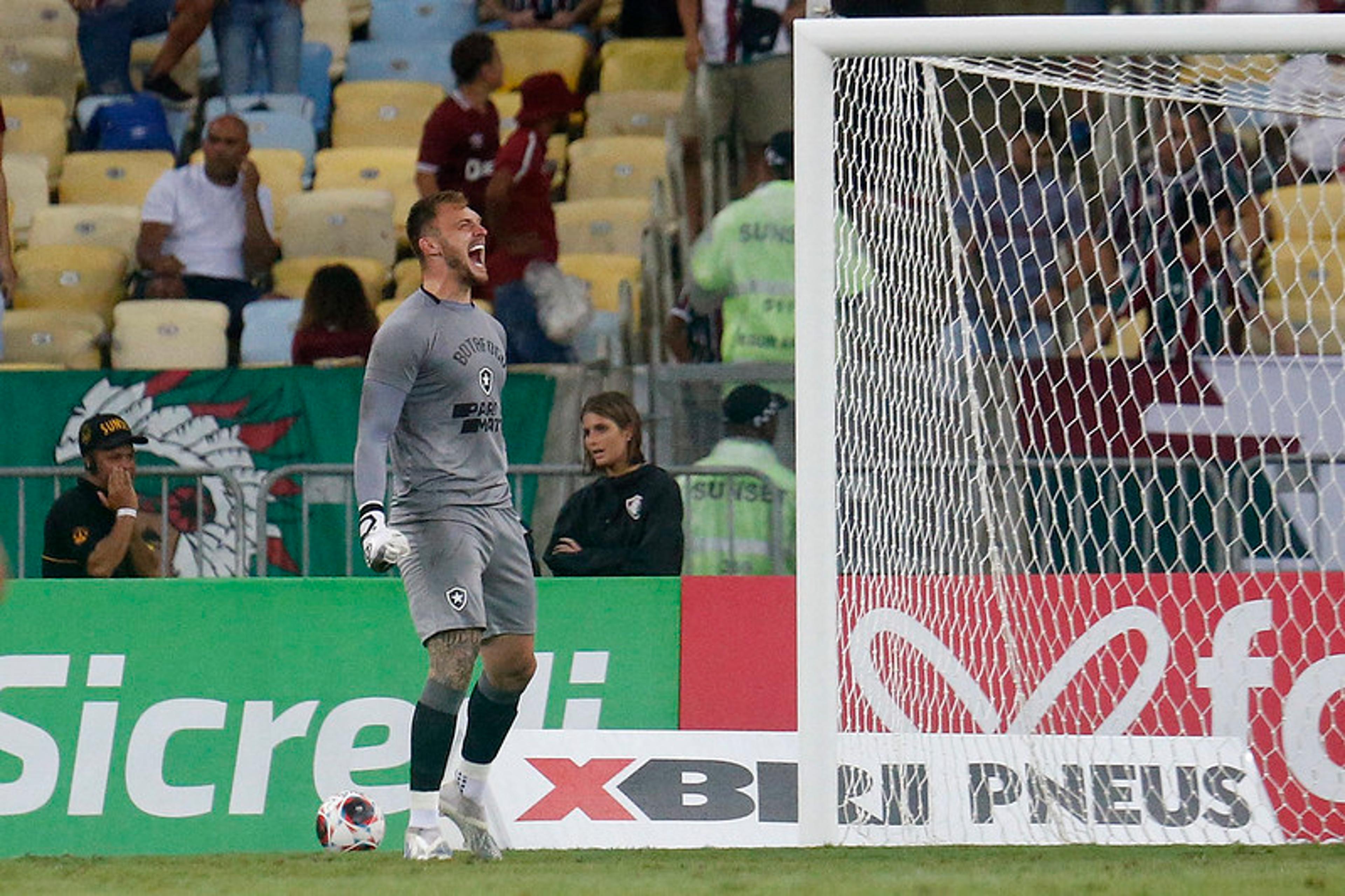 VÍDEO: Perri comemora defesa de pênalti em primeiro clássico pelo Botafogo