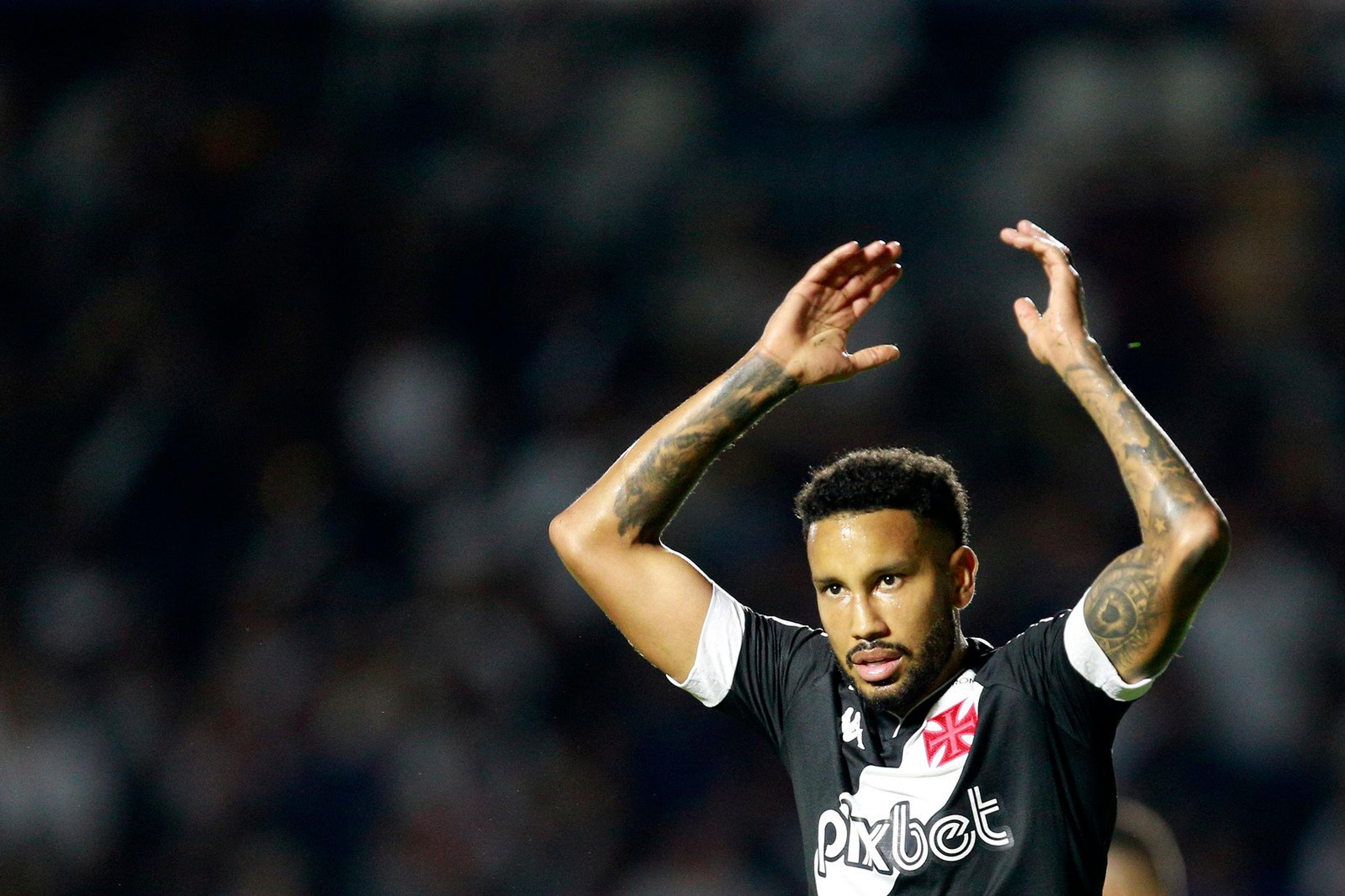 Jair, do Vasco, minimiza favoritismo do Fluminense: ‘Estamos confiantes para o clássico’