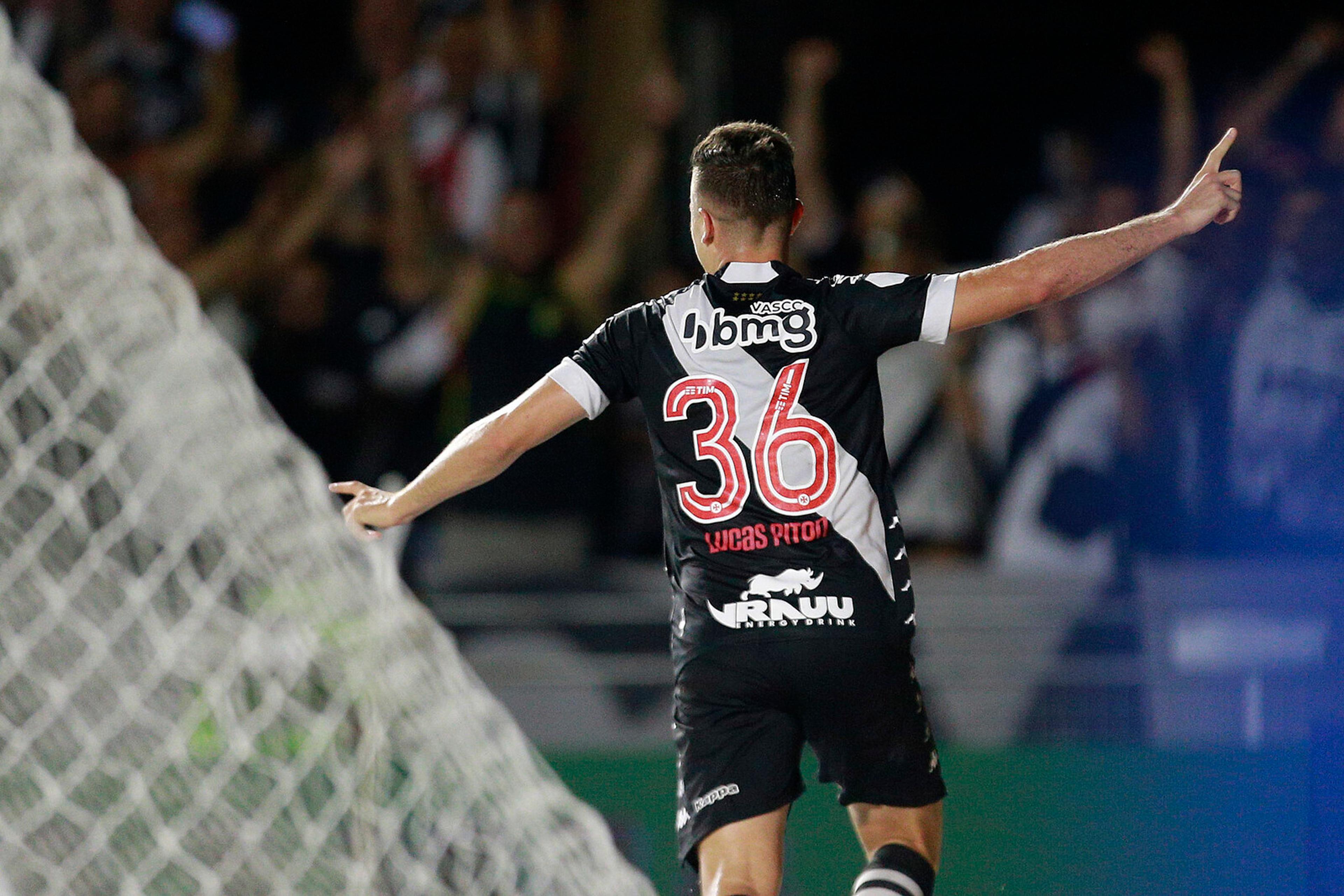 VÍDEO: Lucas Piton celebra estreia em São Januário e primeiro gol pelo Vasco