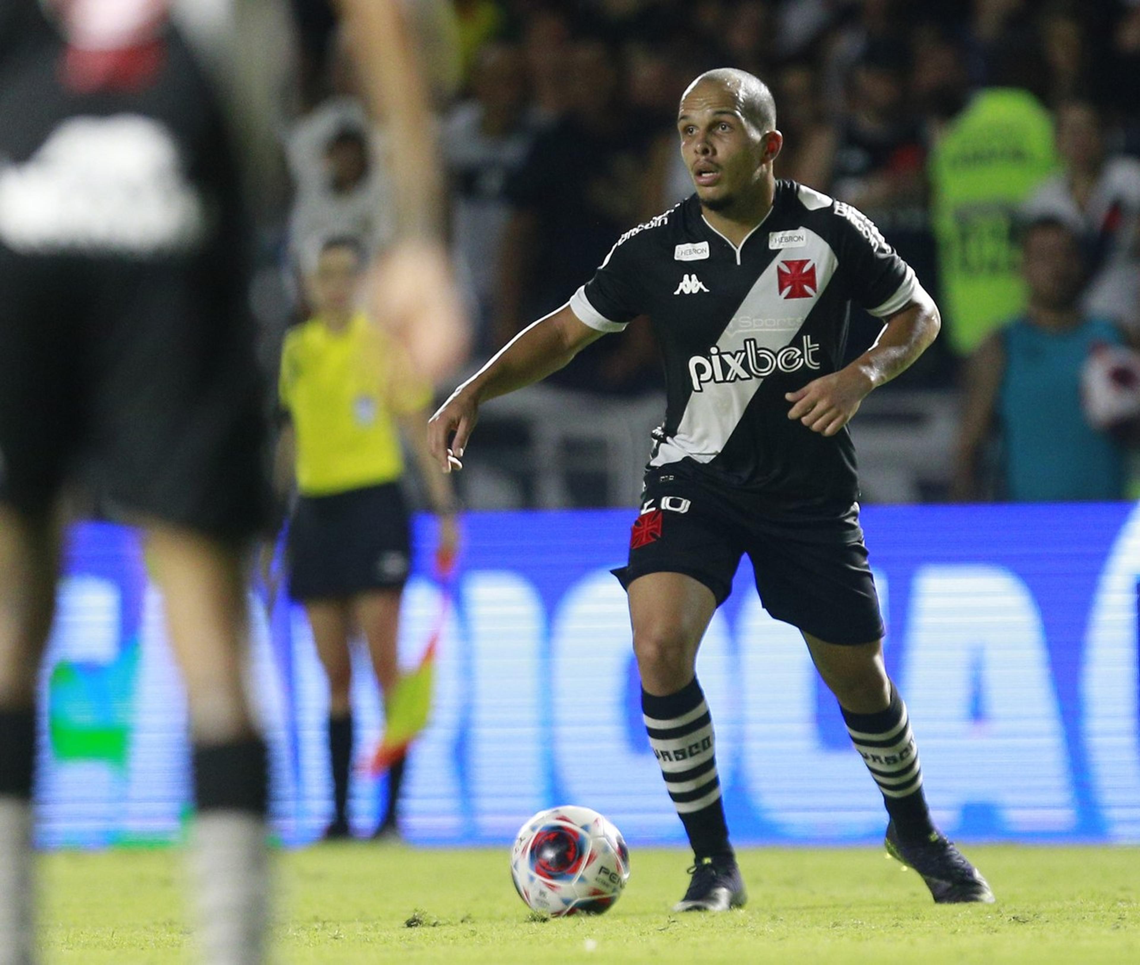 Rodrigo ganha elogios no Vasco e se coloca como opção para posição carente do elenco