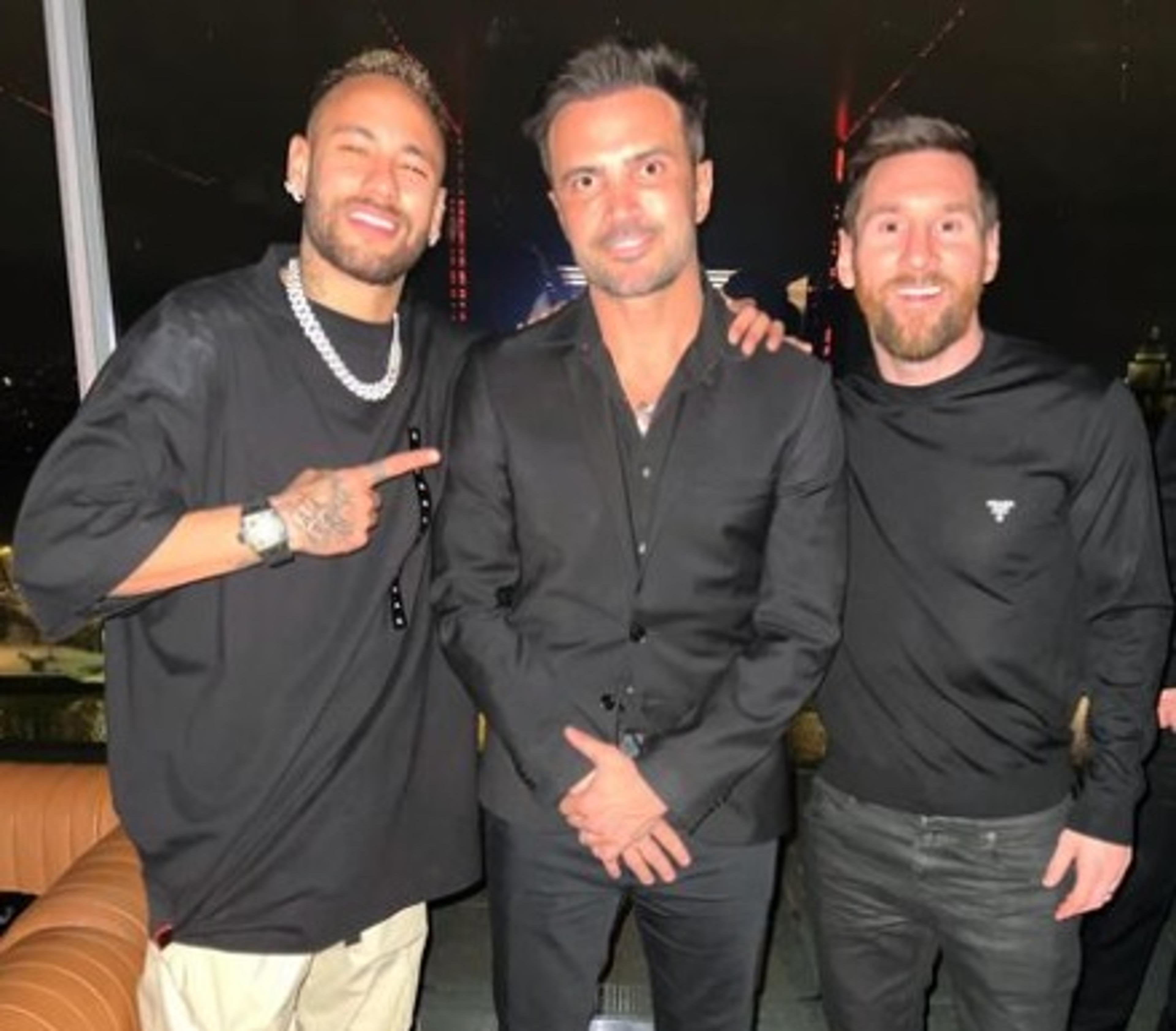 Falcão tieta Messi e solta a voz durante festa de aniversário de Neymar na França