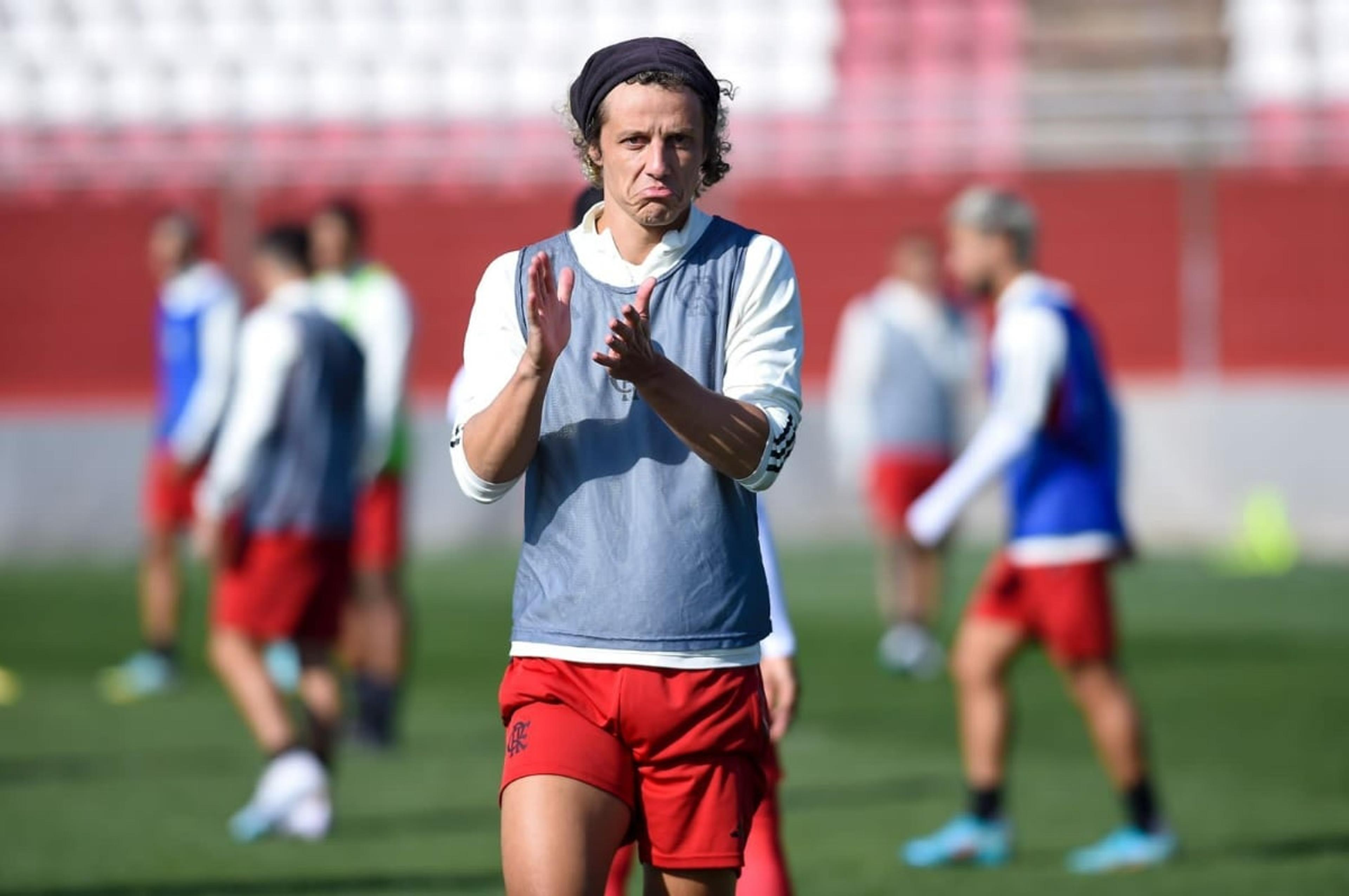 David Luiz deixa o campo mancando, e será reavaliado pelo Flamengo no Brasil