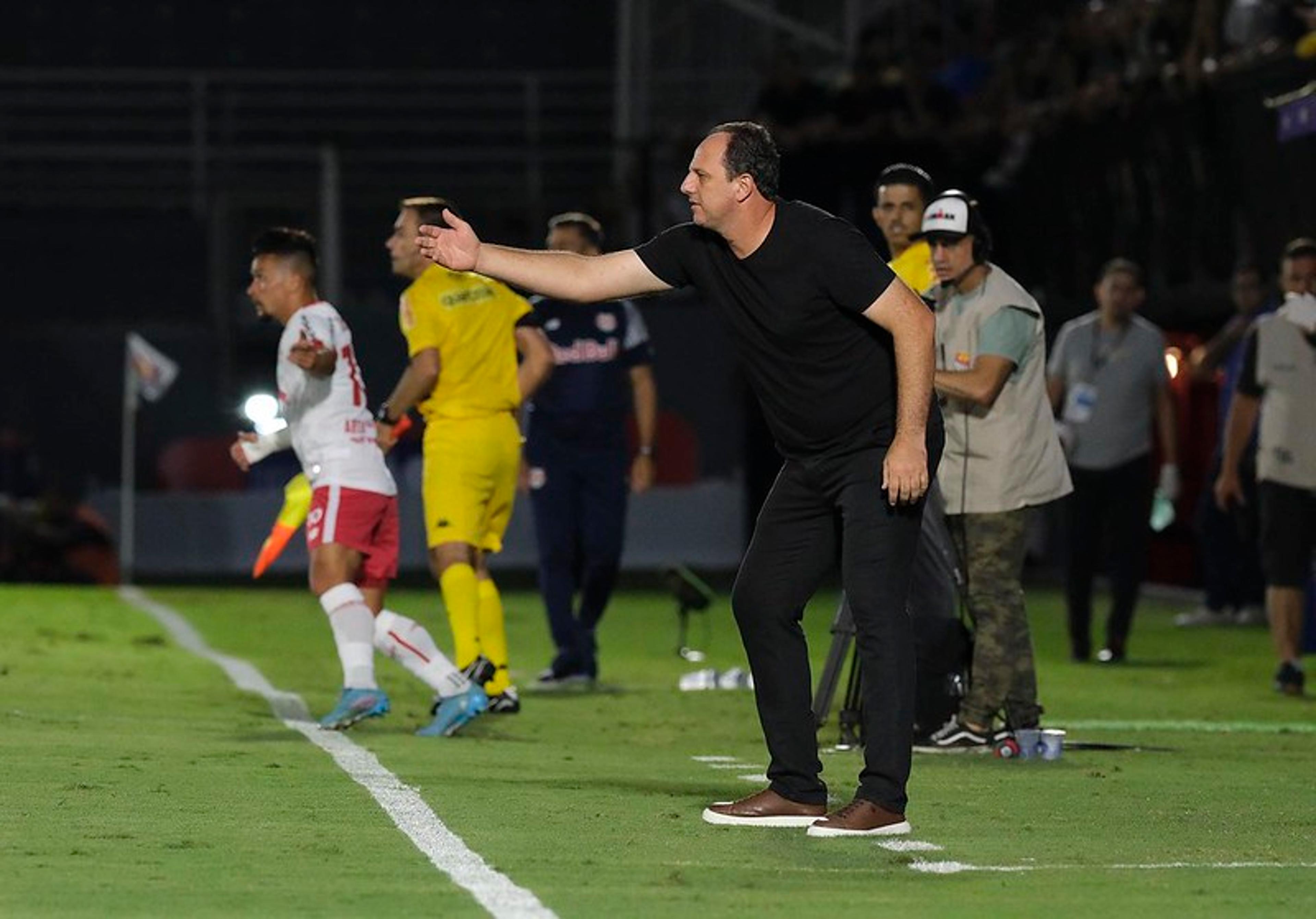 ‘Cria bastante, mas faz poucos gols’: Ceni analisa time do São Paulo nestes primeiros jogos do Paulistão