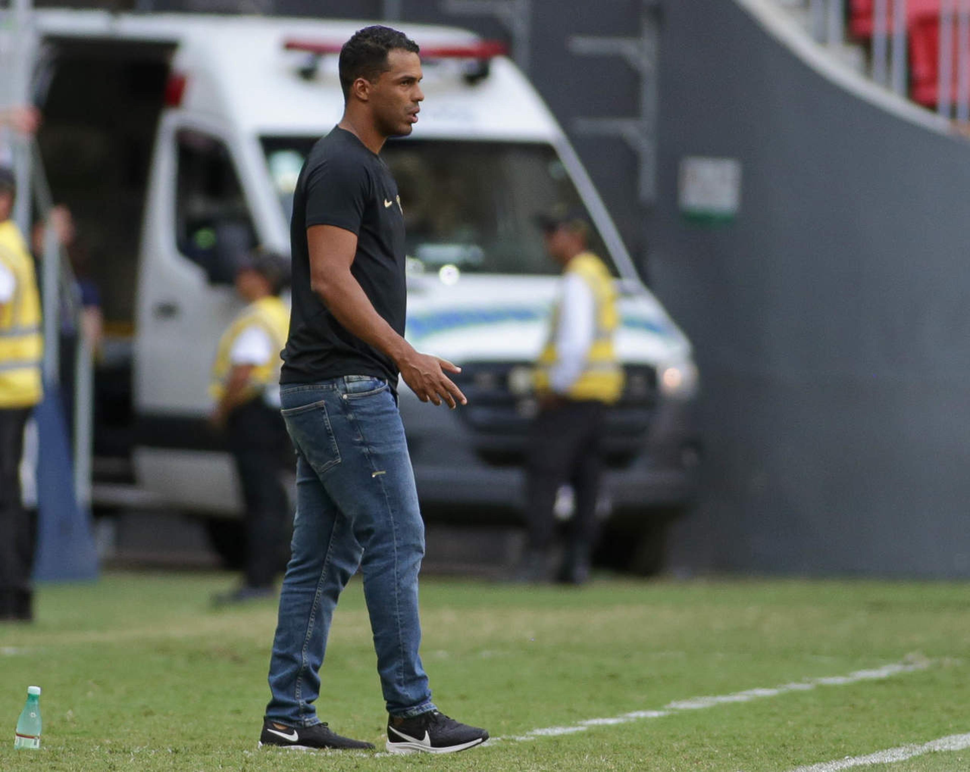 Lázaro reconhece problemas do Corinthians longe da Arena após novo tropeço fora de casa