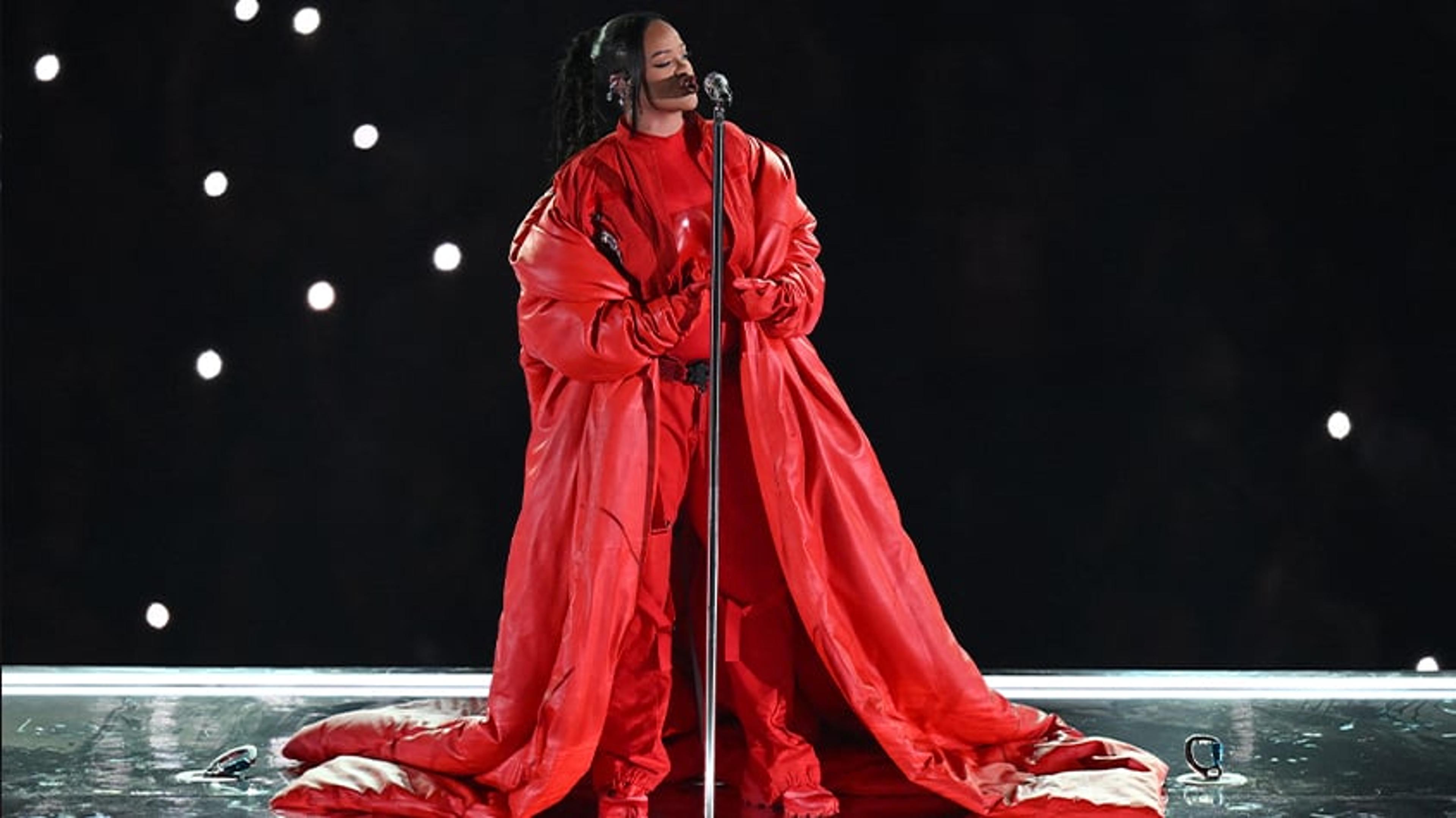 Rihanna ostenta milhões em acessórios durante apresentação no Super Bowl LVII, diz jornal