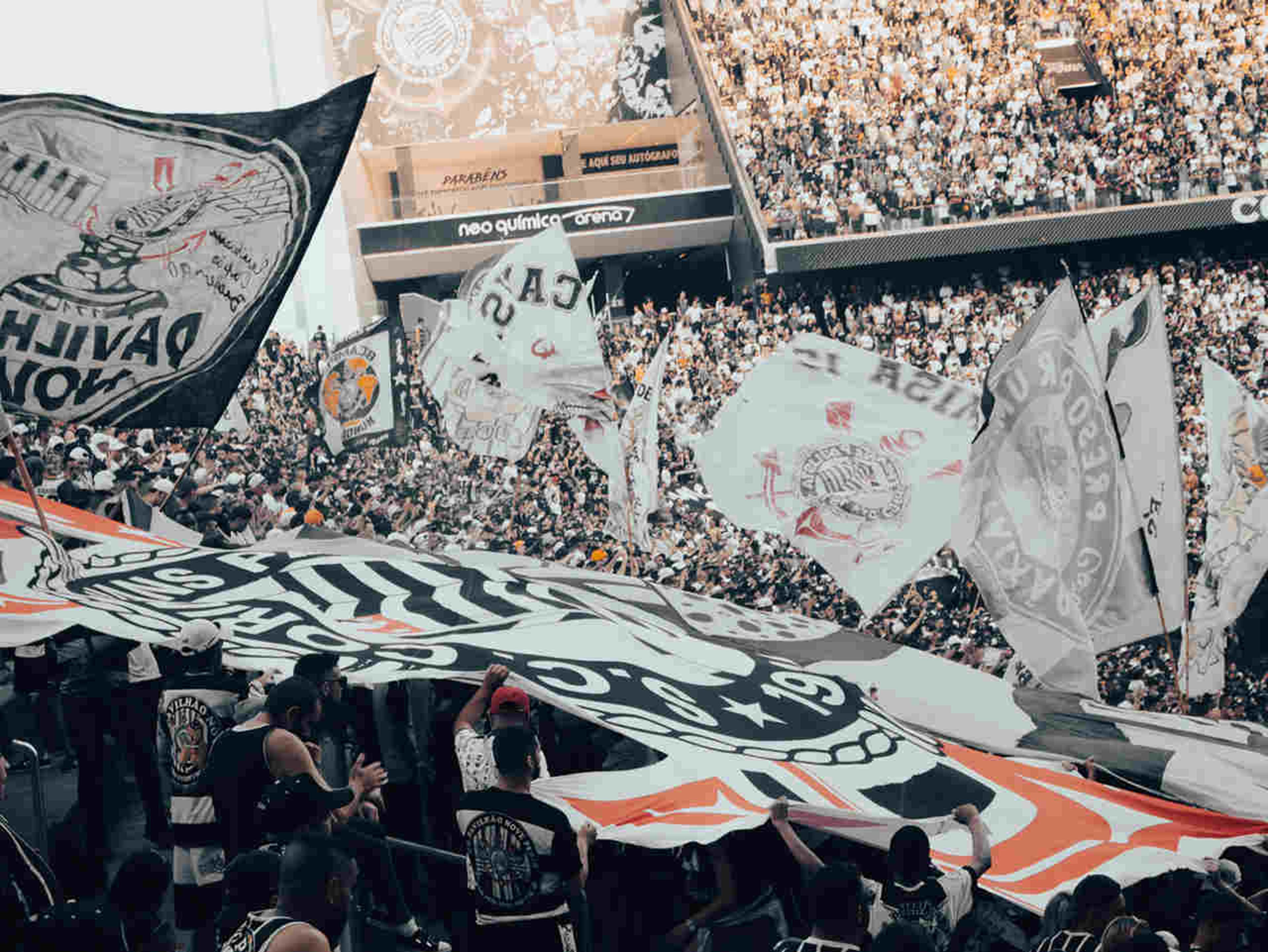 Após pedido de Luxemburgo, torcidas do Corinthians cogitam suspender manifestação, mas optam por mantê-la