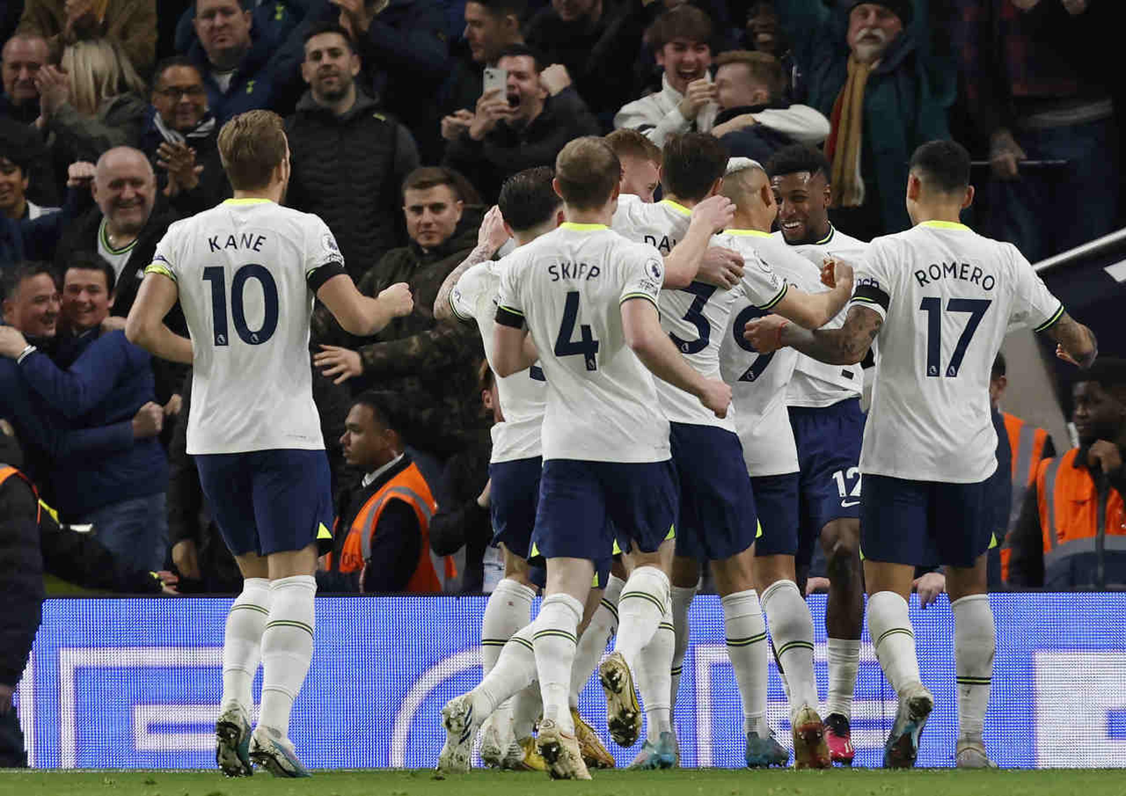 Com gol brasileiro, Tottenham vence West Ham e entra no G-4 da Premier League