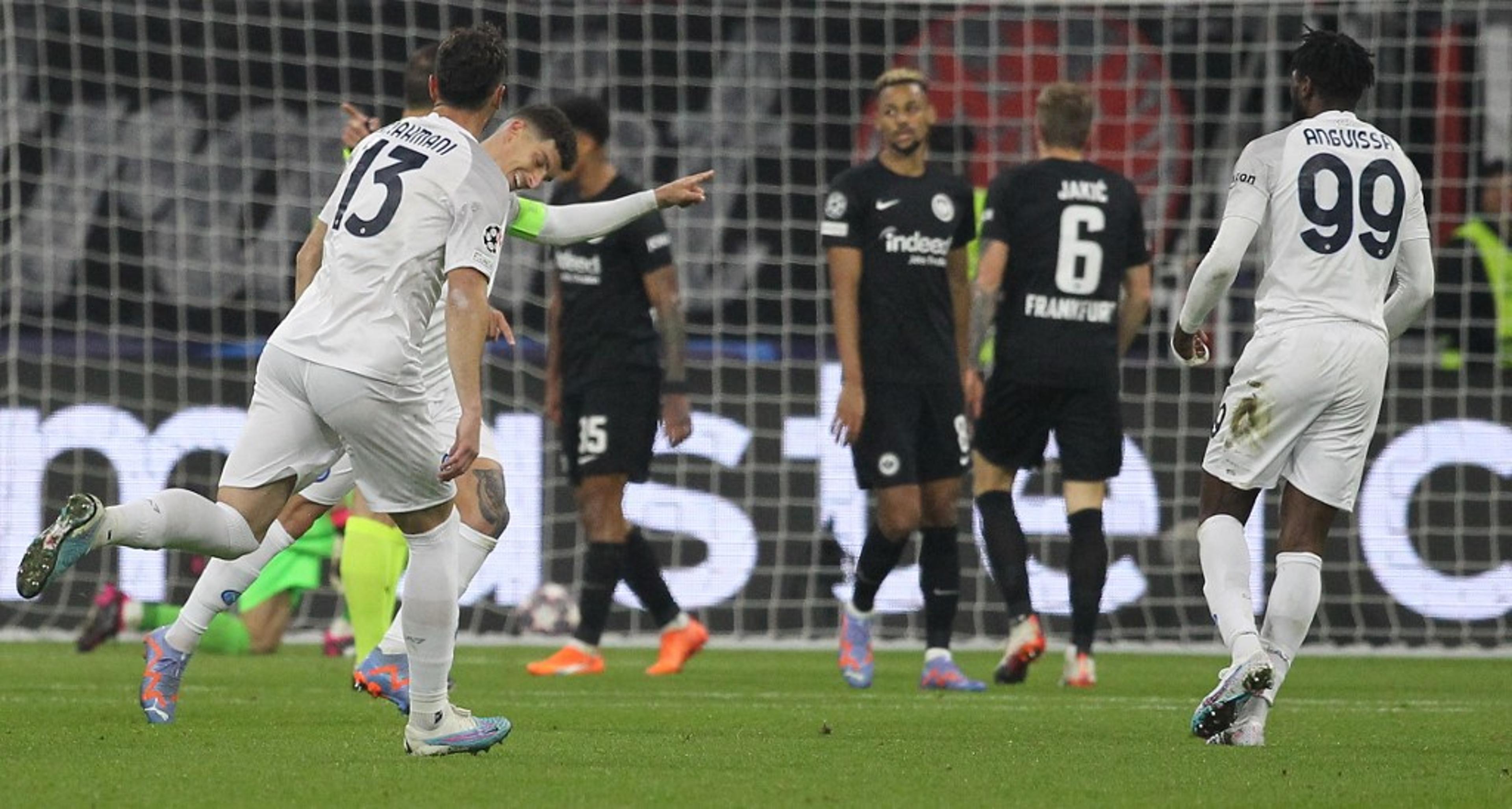 Torcida do Frankfurt viaja até Nápoles mesmo sem ingressos e gera confusões antes do confronto pela Champions