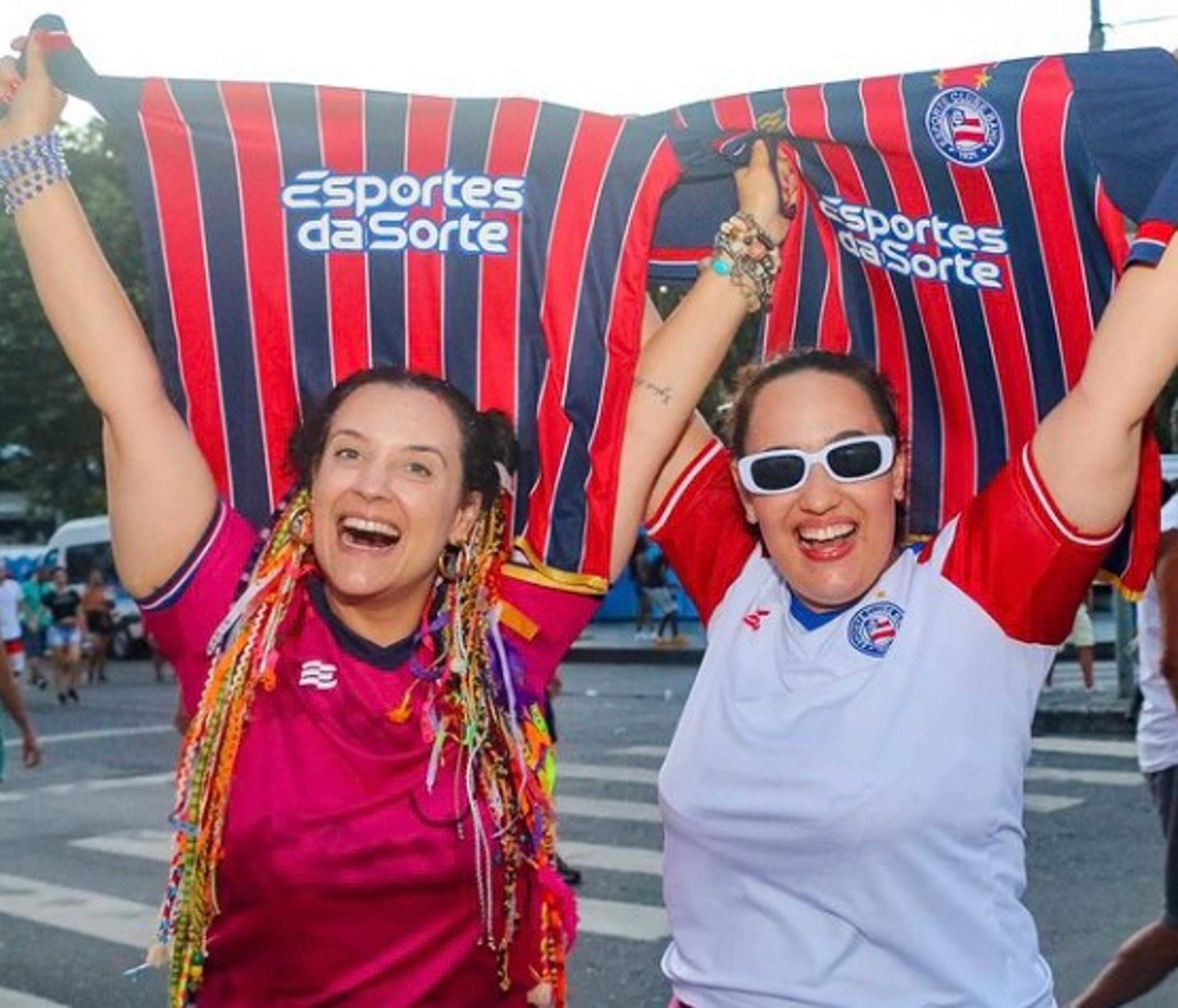 Bahia faz ação com patrocinador e distribui camisas no Carnaval de Salvador