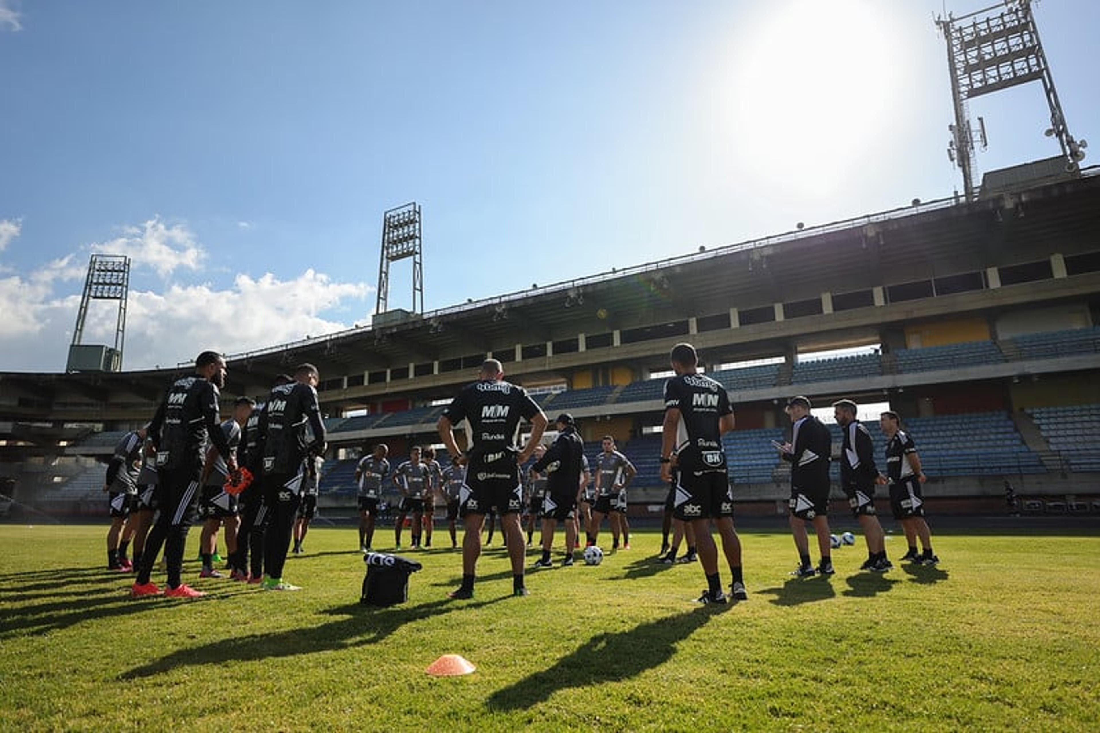 Delegação do Atlético-MG sofre ataques racistas e xenofóbicos na chegada ao estádio em Caracas