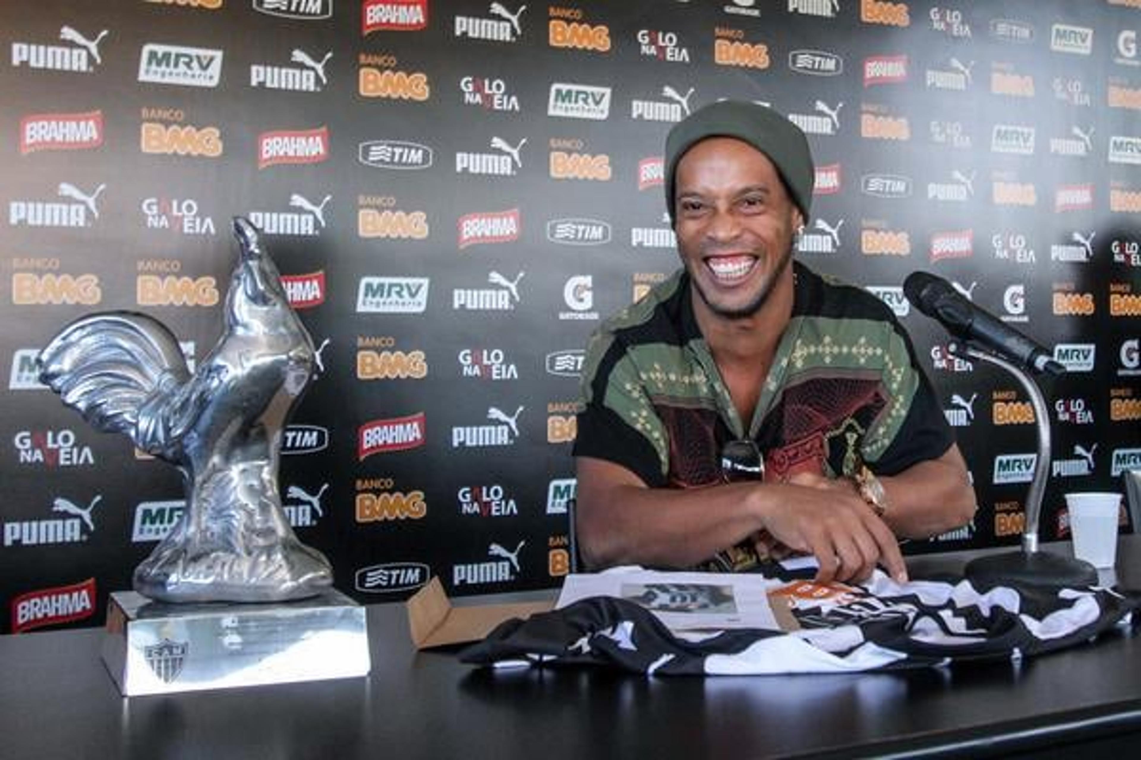 Atlético-MG quer Ronaldinho em inauguração da Arena MRV, mas esbarra em dívida com o ex-jogador