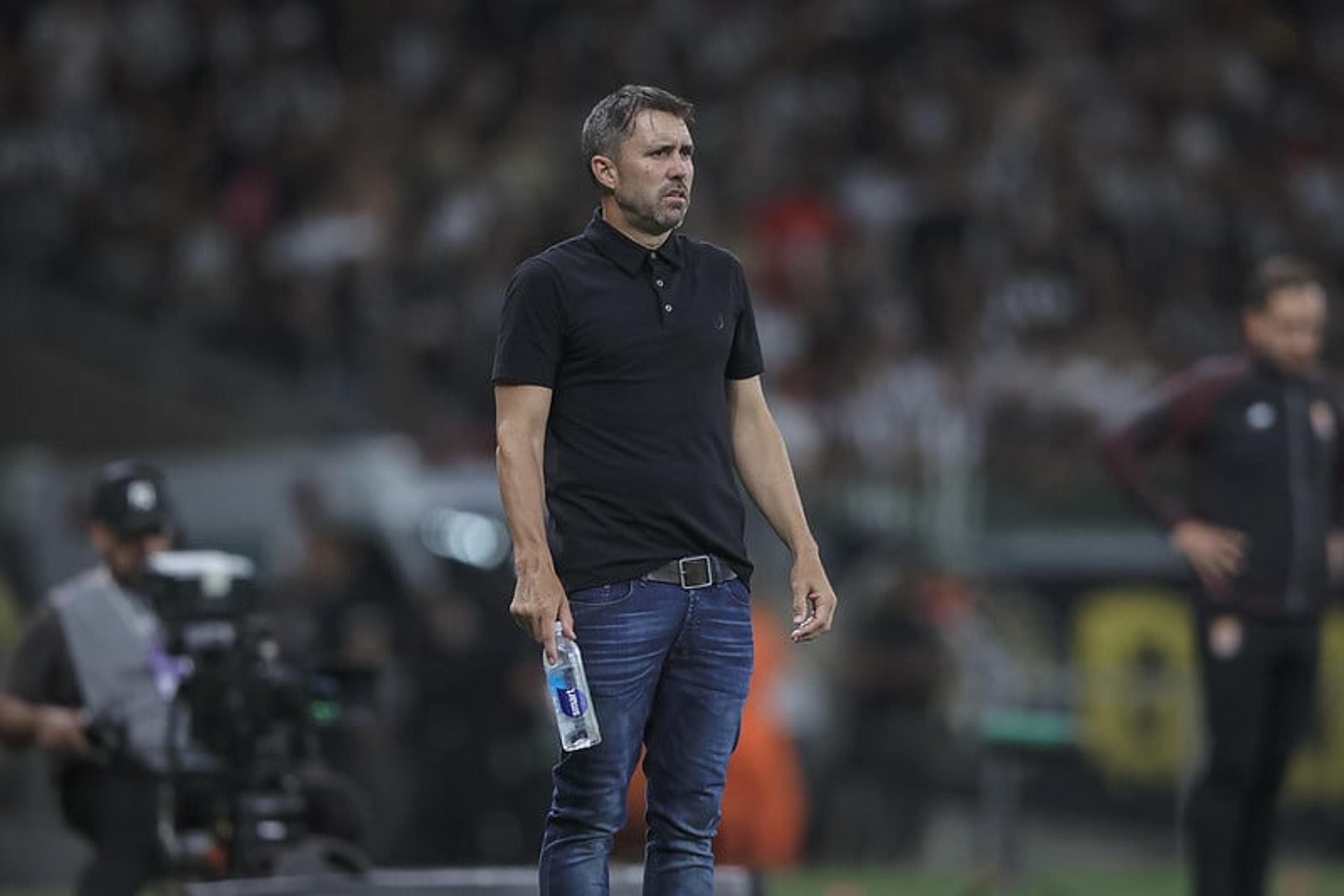 Coudet celebra classificação, mas admite que Atlético-MG não está na sua ‘melhor versão’