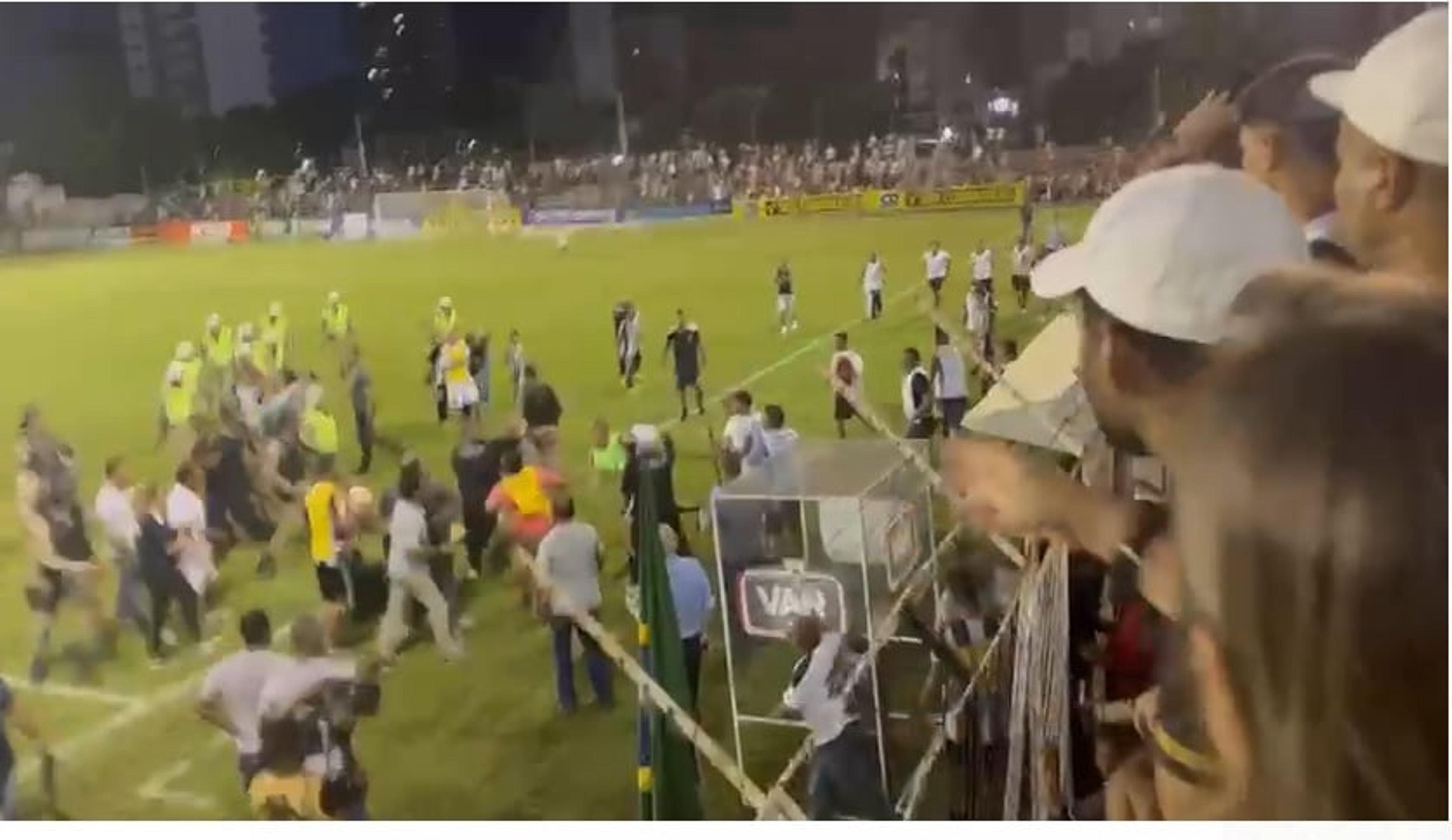 Vídeo: funcionário da FMF da rasteira em jovem que invadiu o campo no jogo Democrata-GV e Atlético-MG