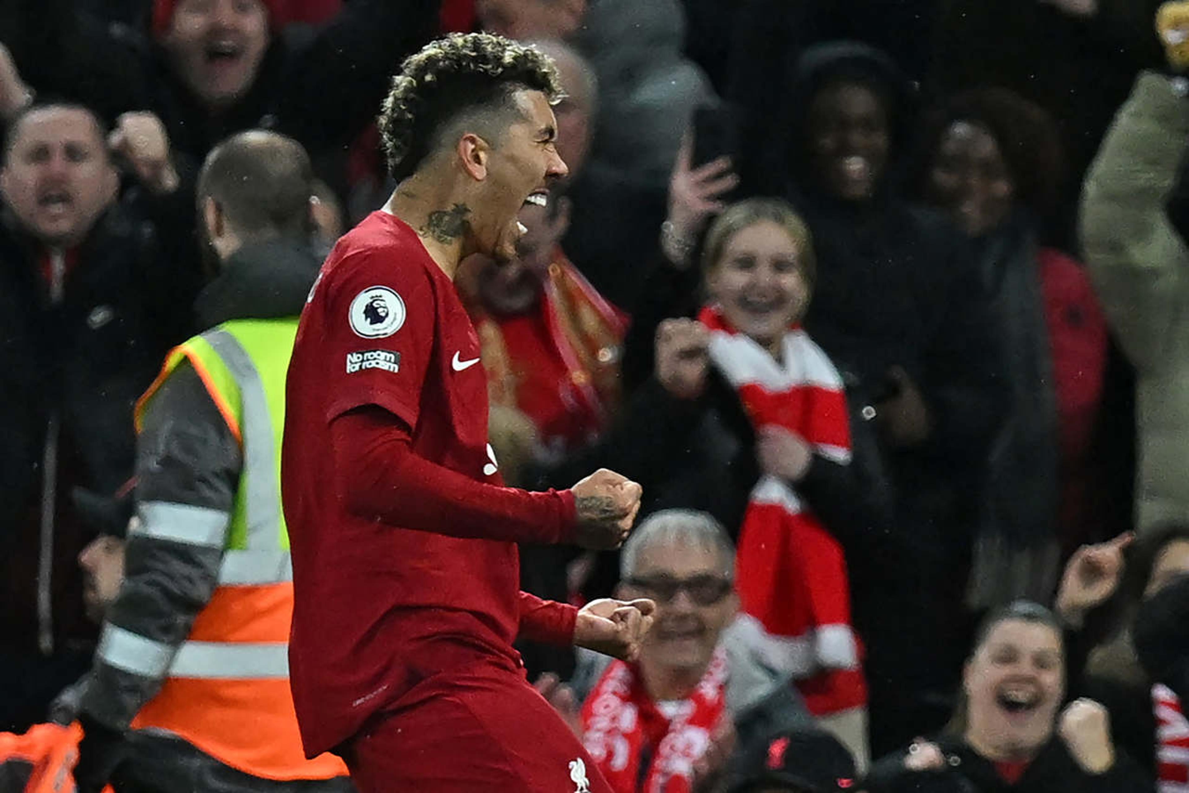 Ovacionado em Anfield, Firmino marca no atropelo histórico do Liverpool sobre o Manchester United