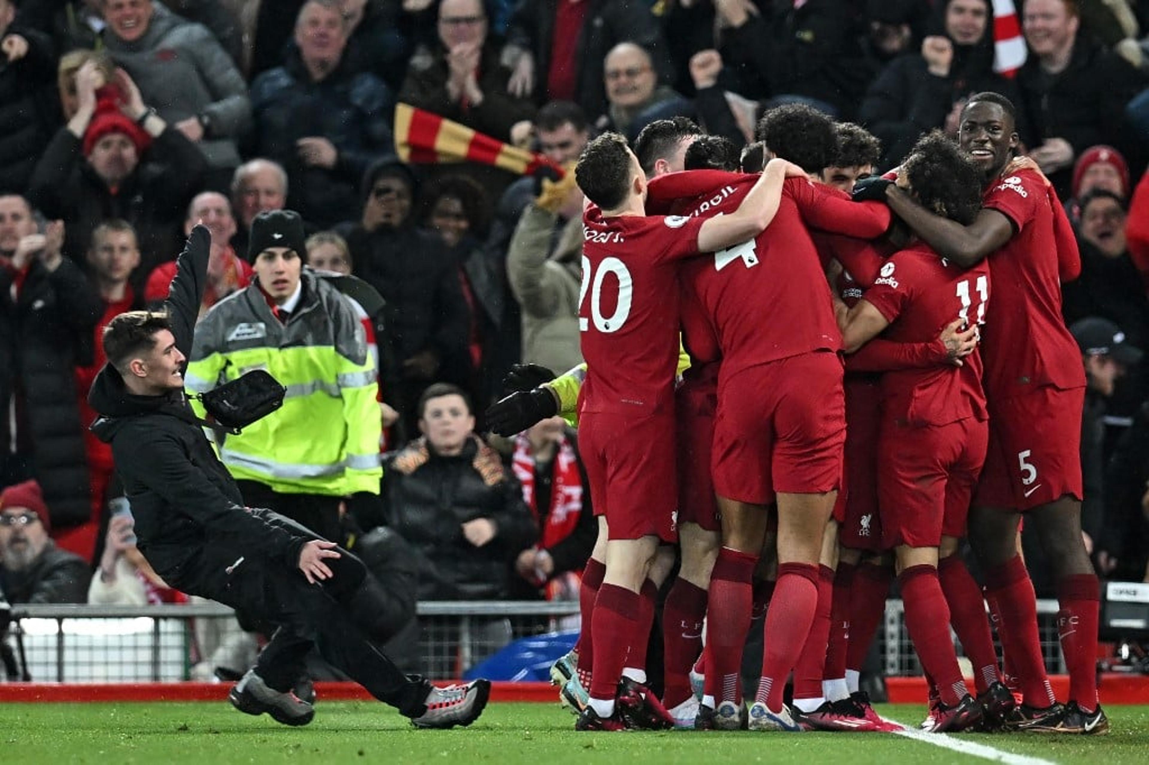 Liverpool promete punição severa a invasor de campo em clássico inglês