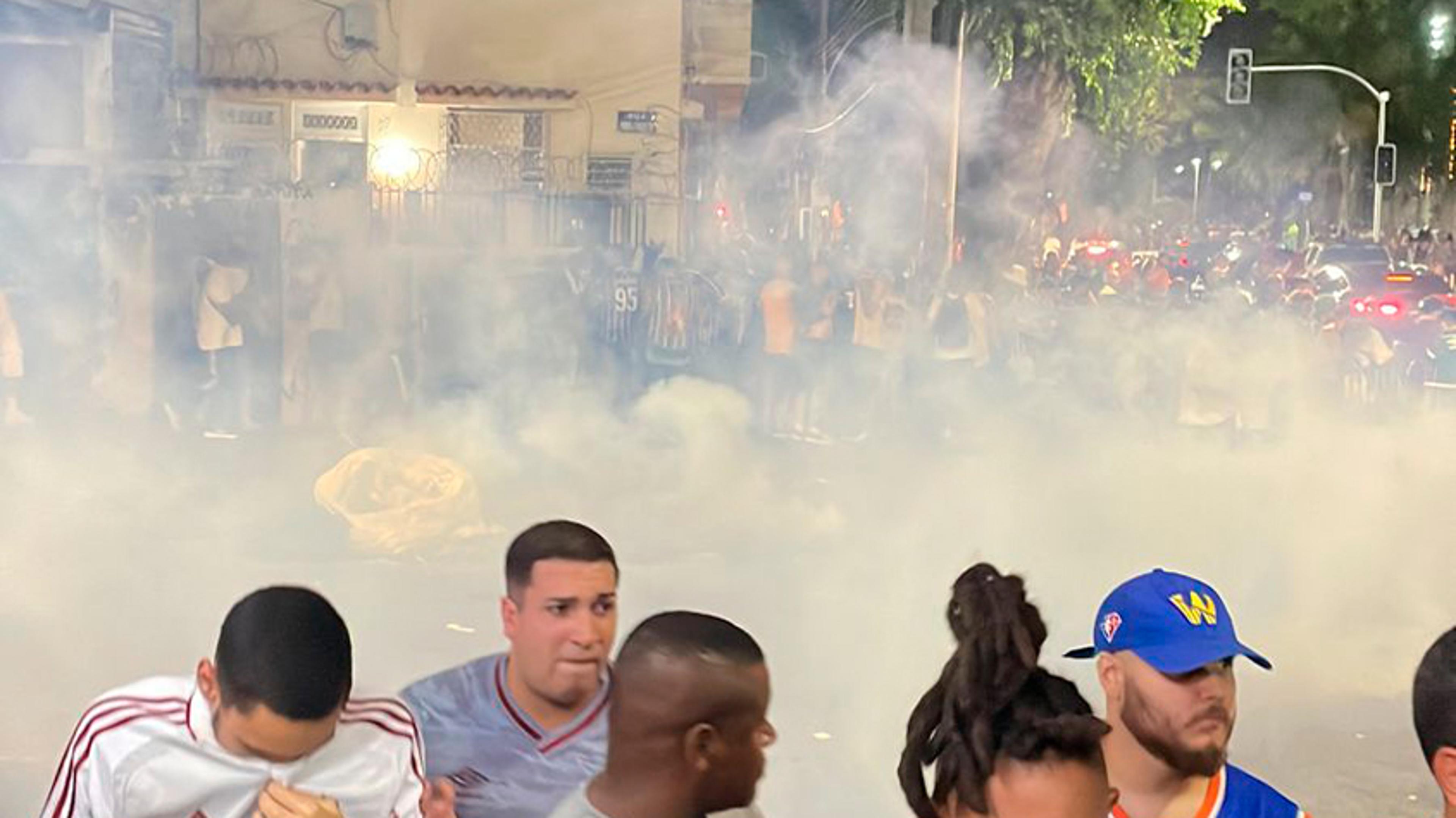 VÍDEO: torcedores do Fluminense se envolvem em confusão com policiamento antes de clássico