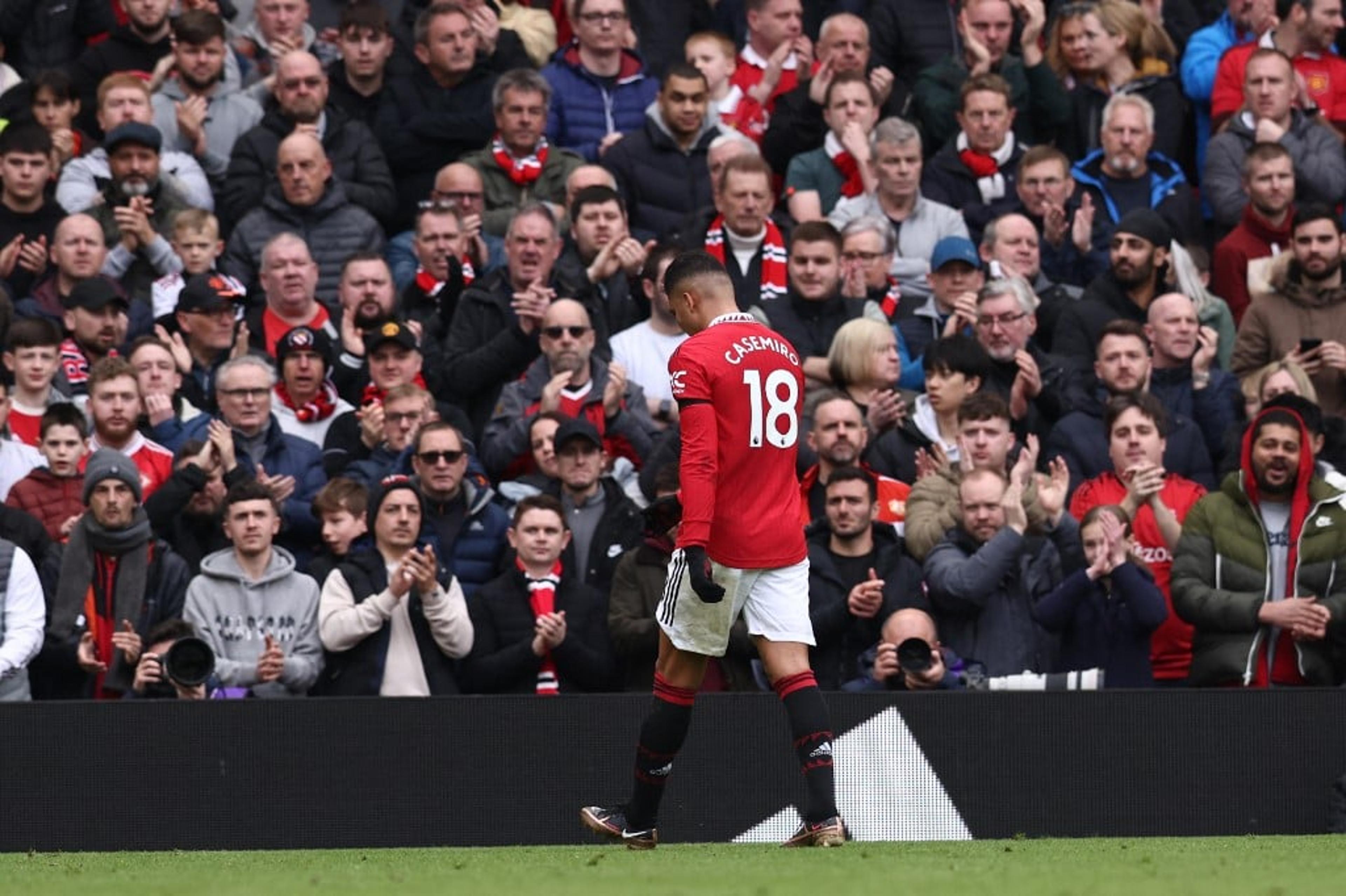 Após expulsão de Casemiro, treinador do Manchester United sai em defesa do brasileiro: ‘Joga duro, mas limpo’