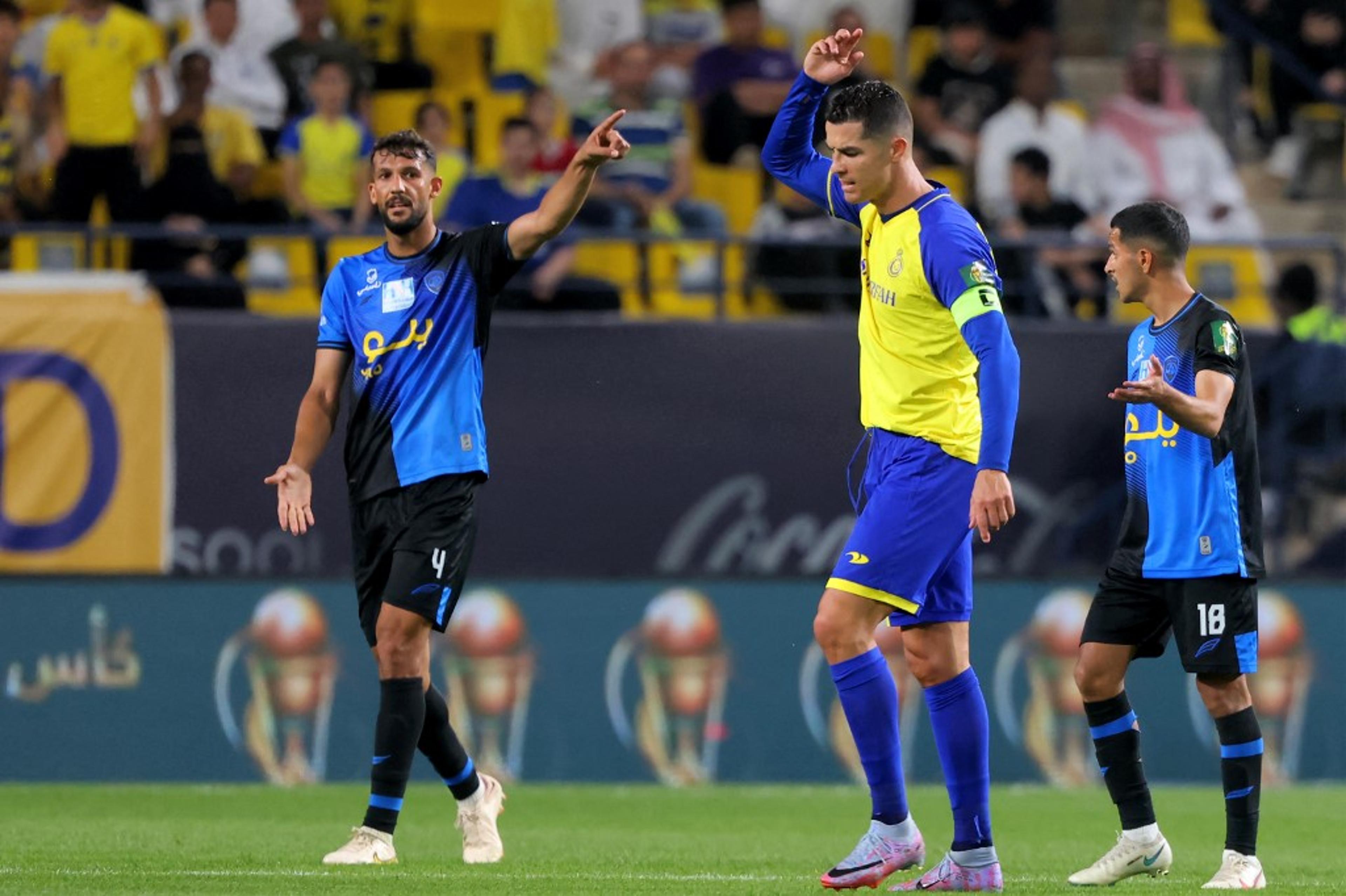 VÍDEO: Cristiano Ronaldo se irrita com árbitro, chuta bola para longe e recebe amarelo em vitória do Al Nassr; veja!