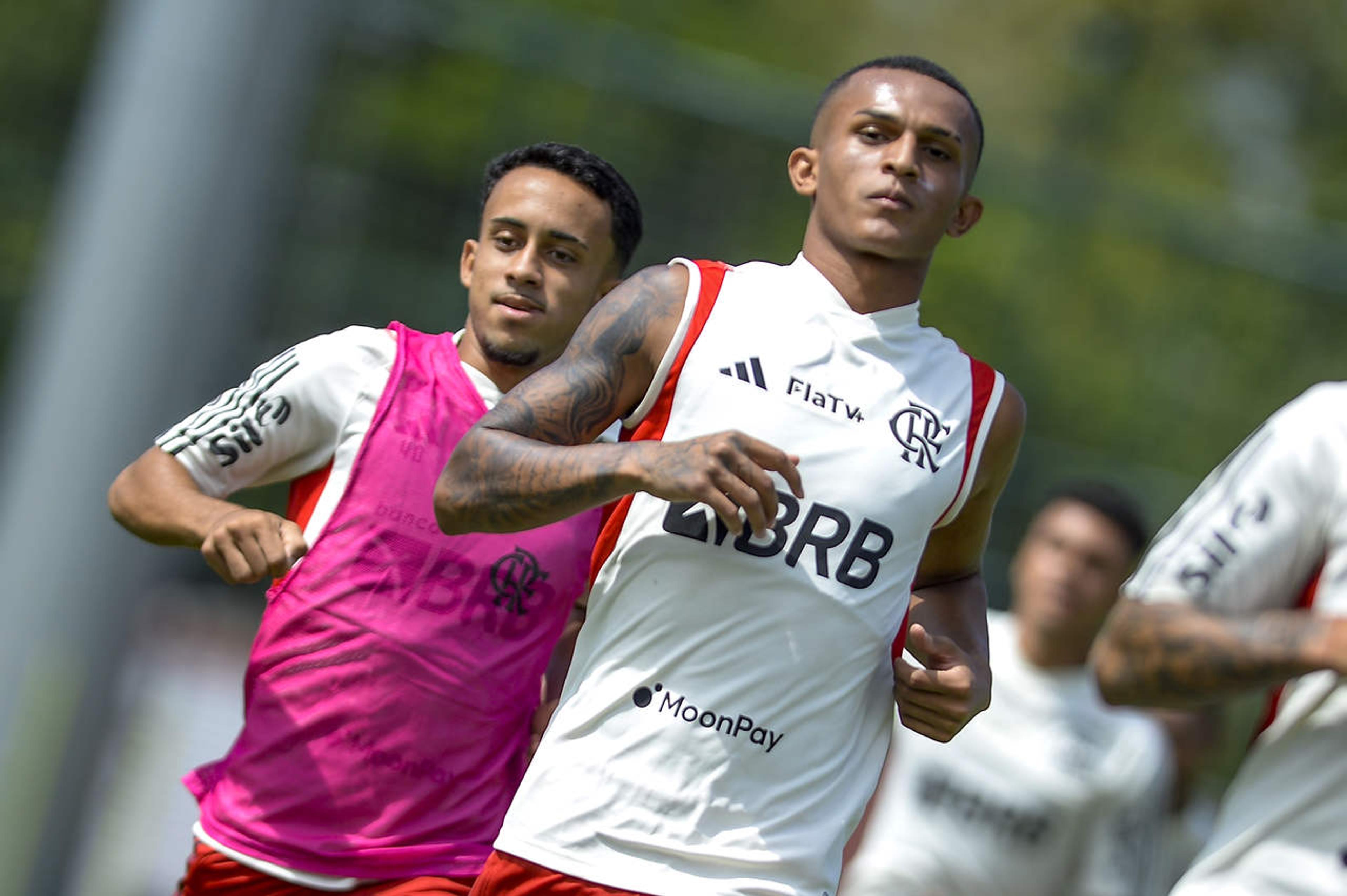 Flamengo: zagueiro e lateral-direito voltam a treinar com o grupo na preparação para semifinal do Carioca