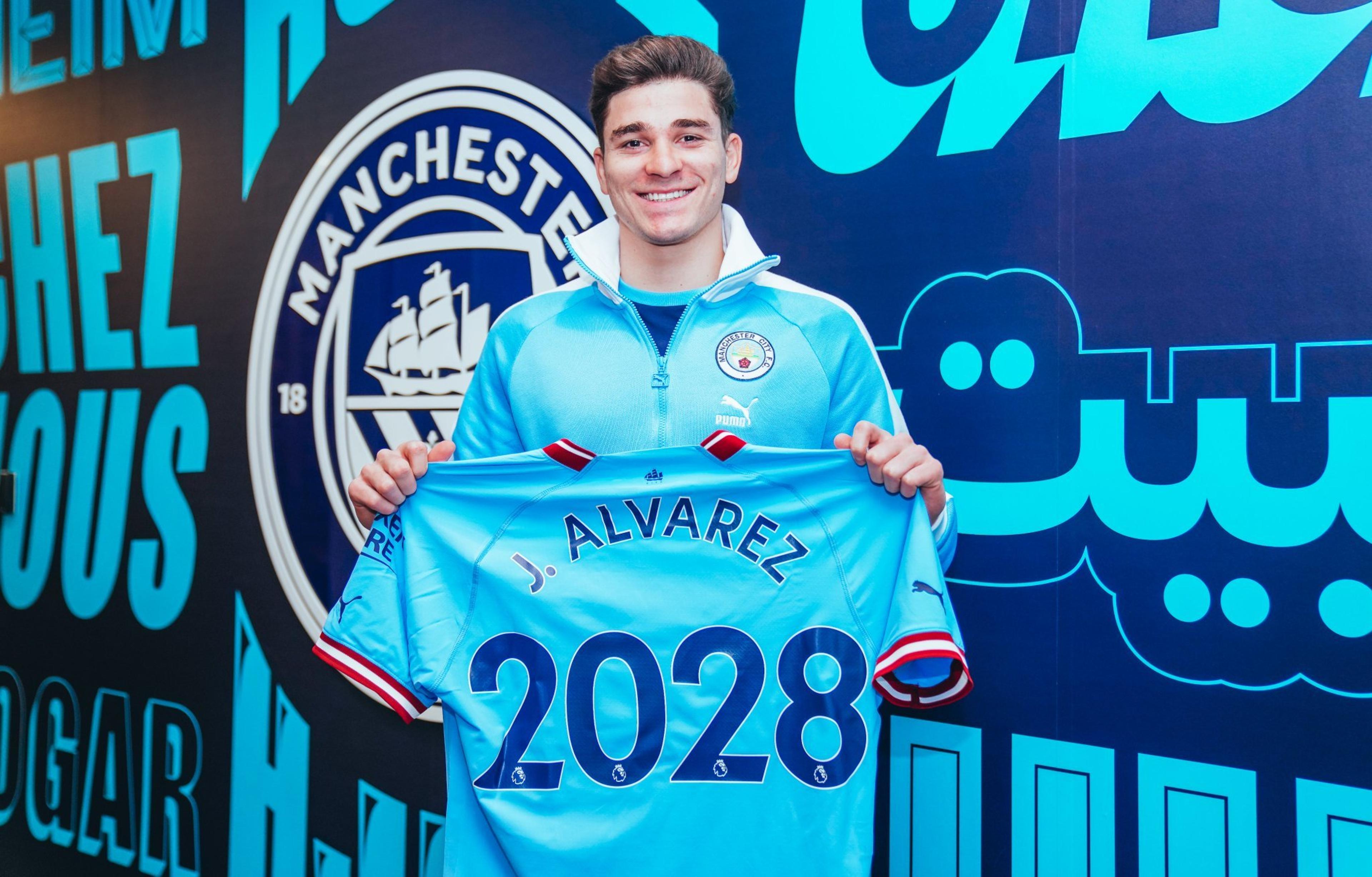 Campeão do mundo com a Argentina, Julian Álvarez renova com o Manchester City