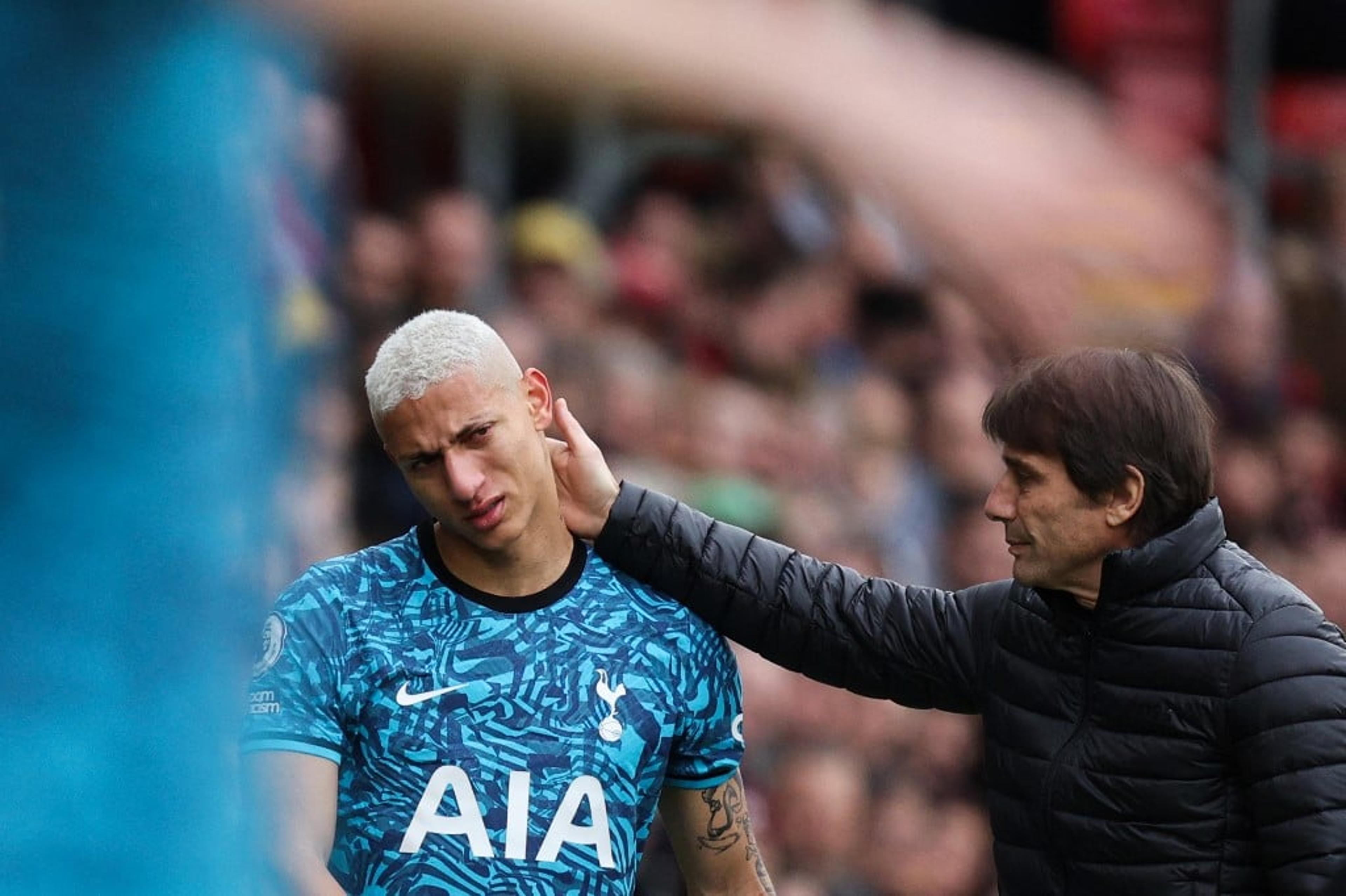 Richarlison se machuca em jogo do Tottenham na Premier League e sai de campo chorando