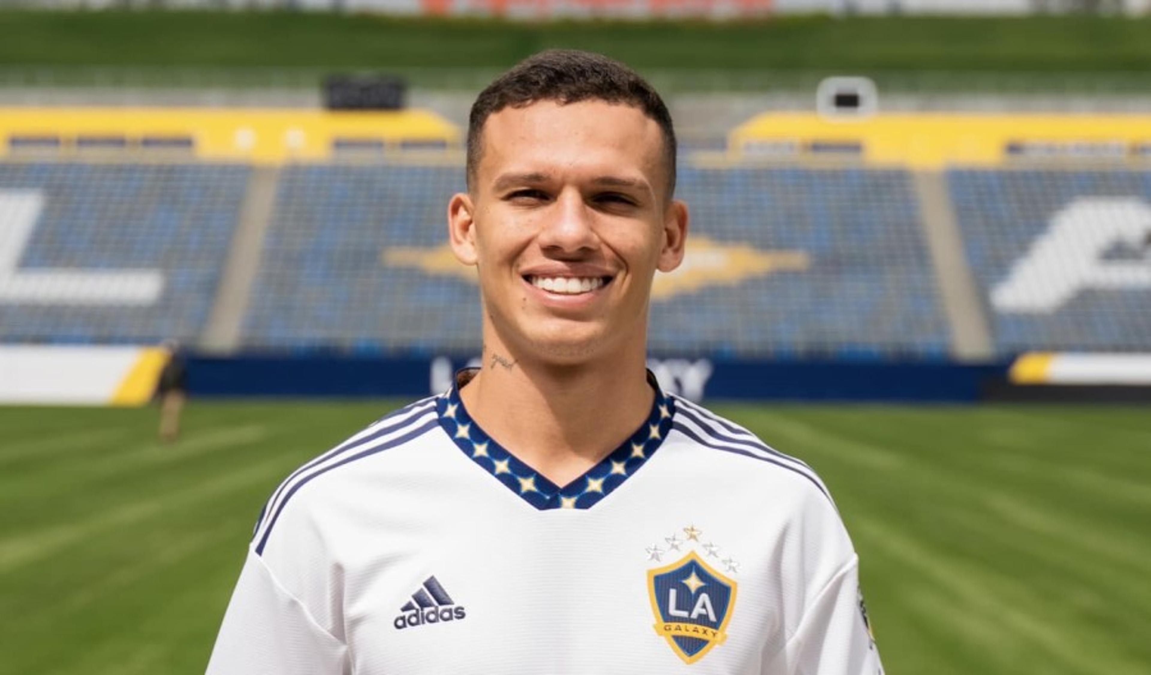 Ex-Flu é apresentado no Los Angeles Galaxy