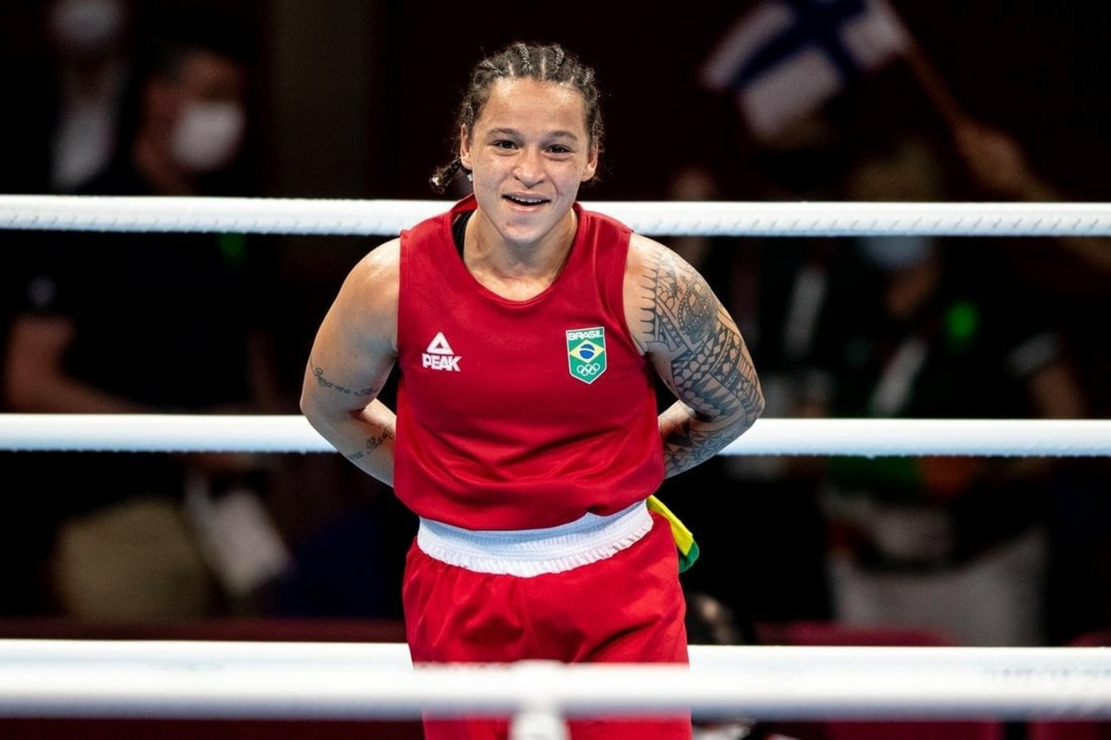 Mundial feminino de boxe: Beatriz Ferreira brilha; três brasileiras avançam às quartas