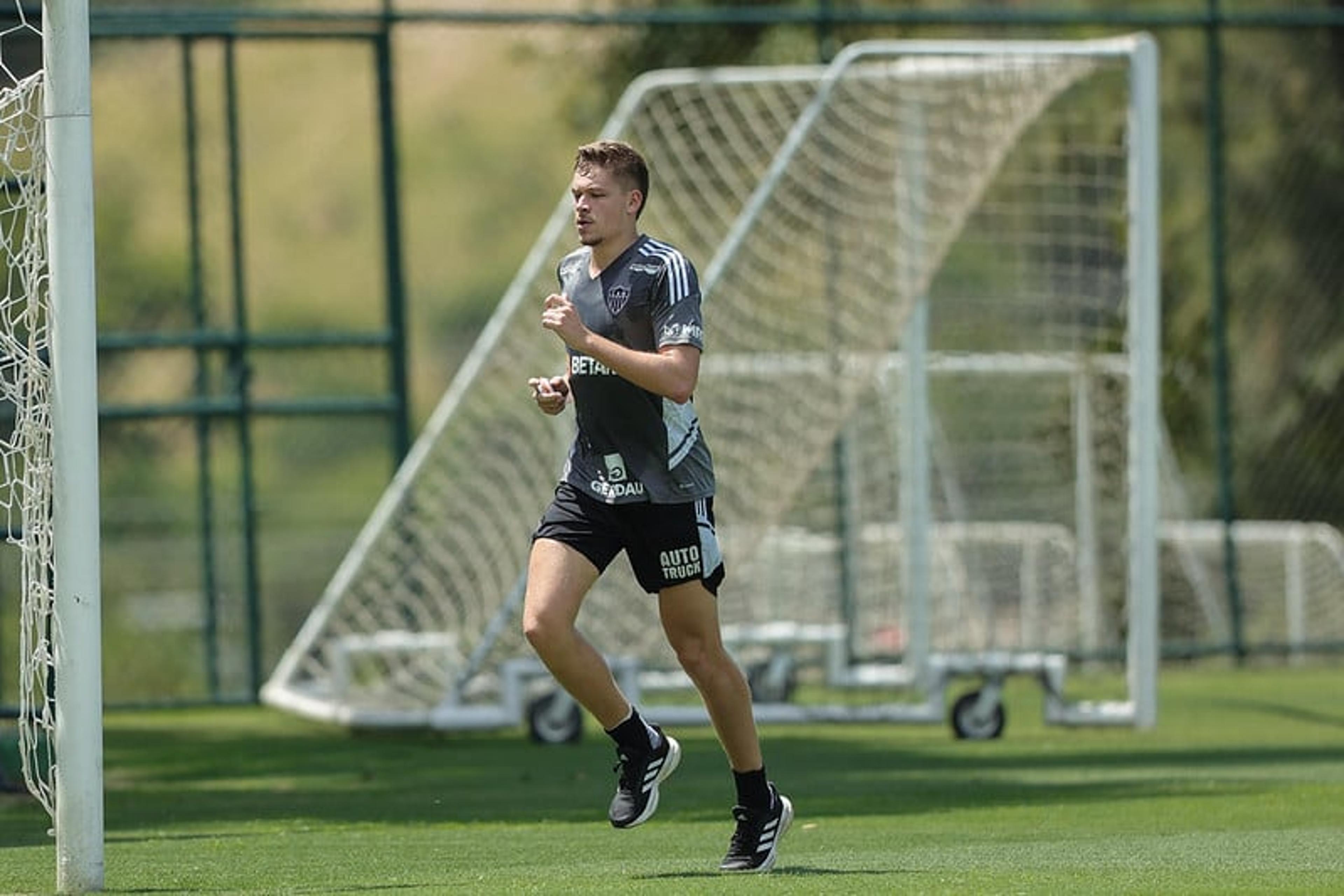 Ainda em recuperação, Bruno Fuchs, do Atlético-MG, faz corrida em campo