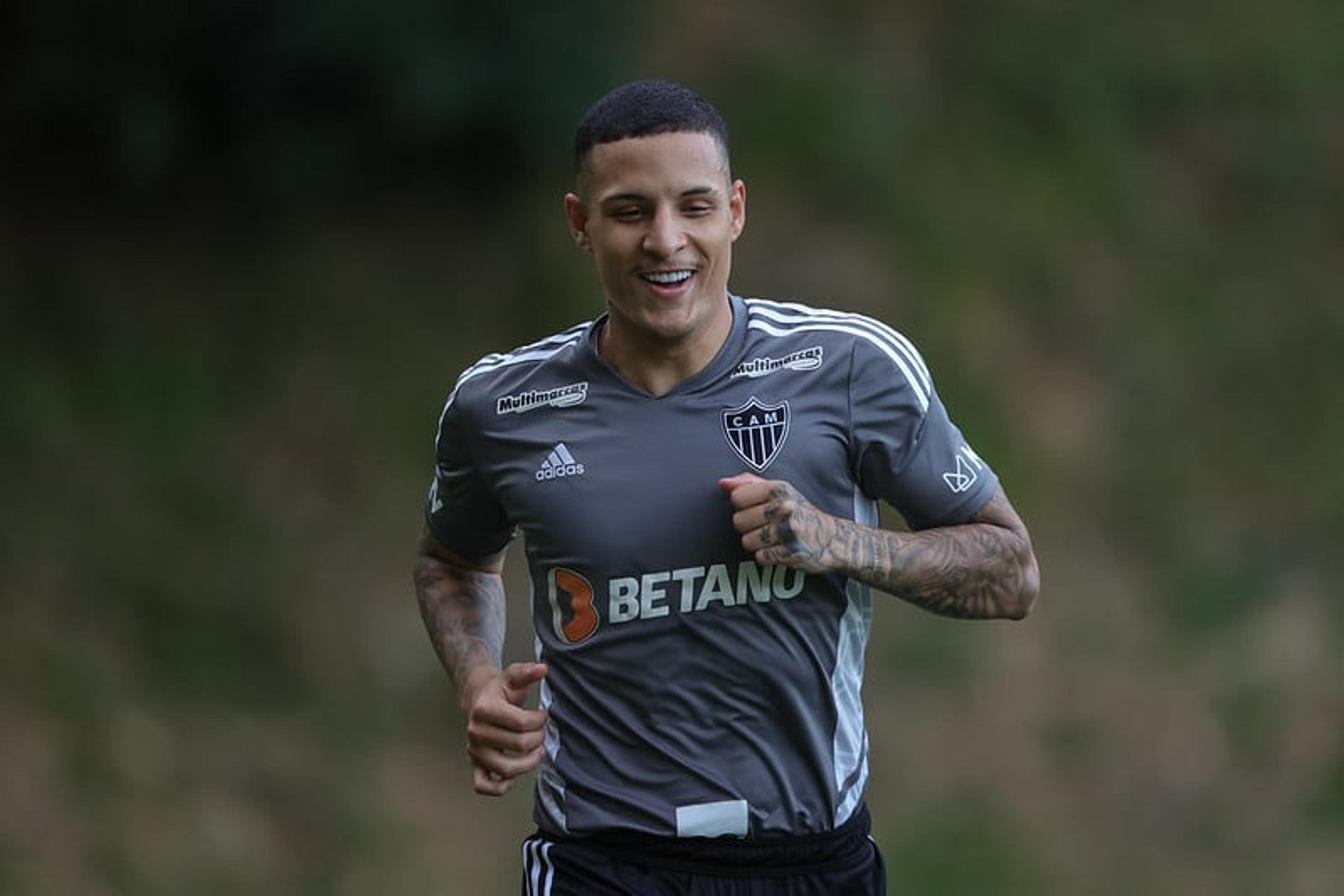 Guilherme Arana avança no tratamento e passa para a transição física no Atlético-MG