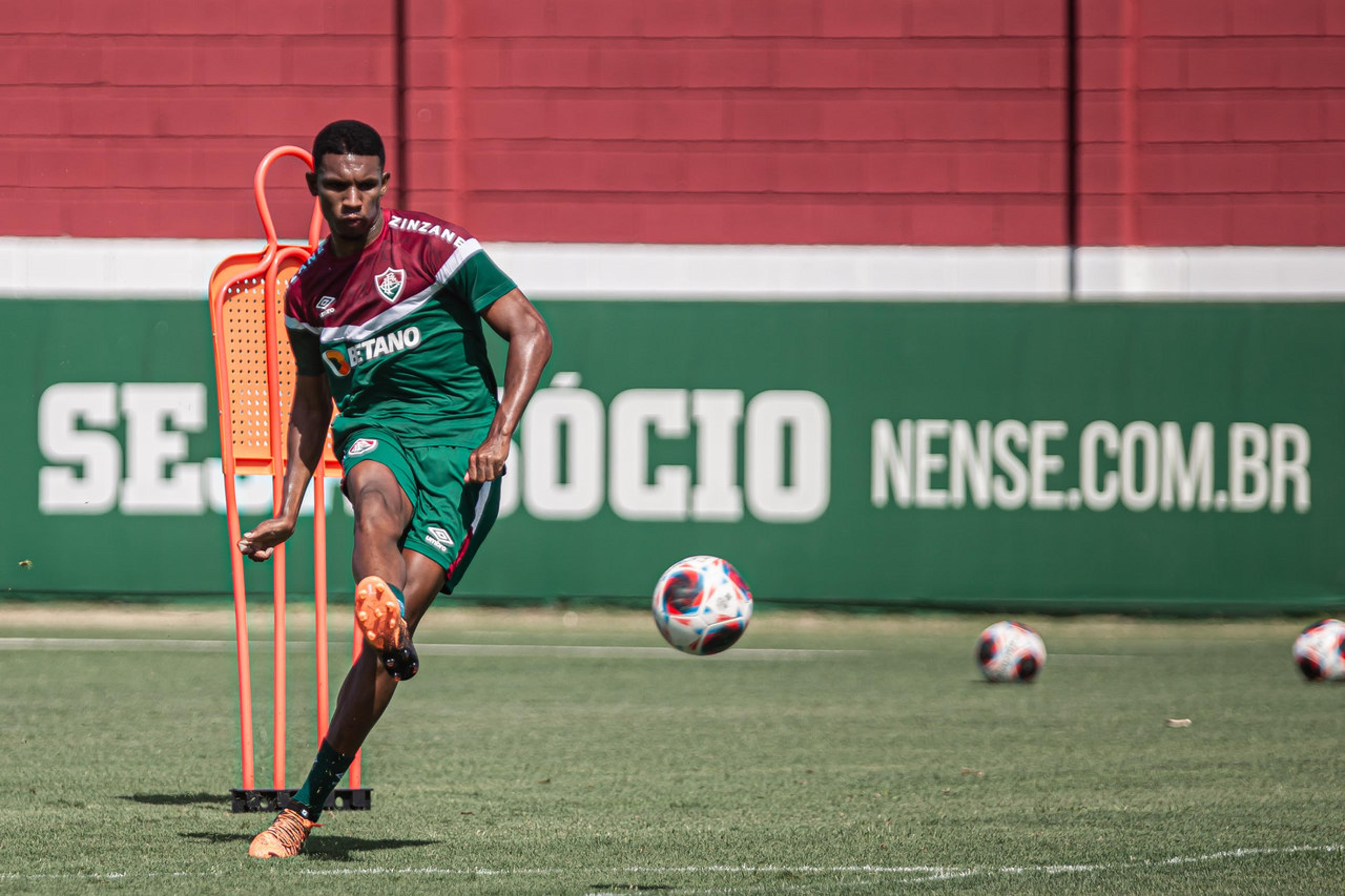 Criticado pela torcida, Lelê pode voltar a ter oportunidade no Fluminense contra o Flamengo