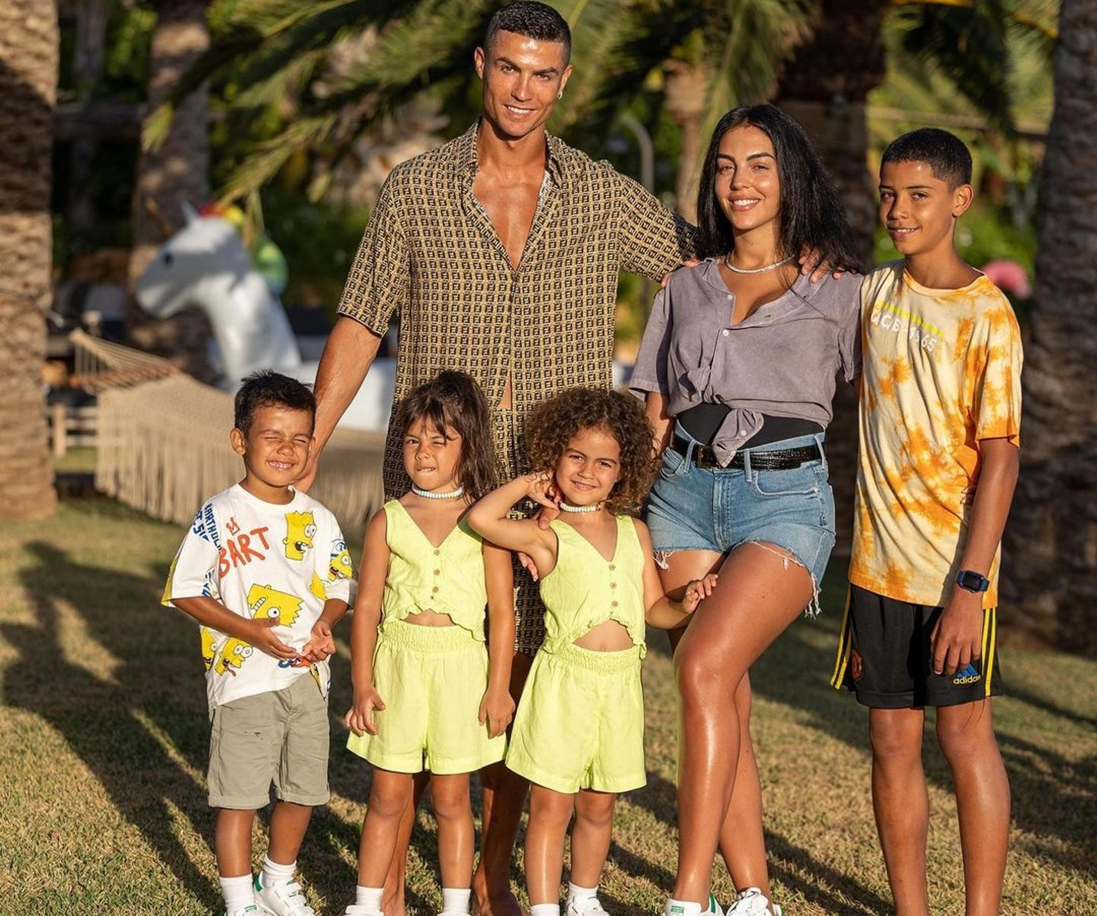 Filhas de Cristiano Ronaldo aparecem com camisas de antigos rivais do pai em foto; veja