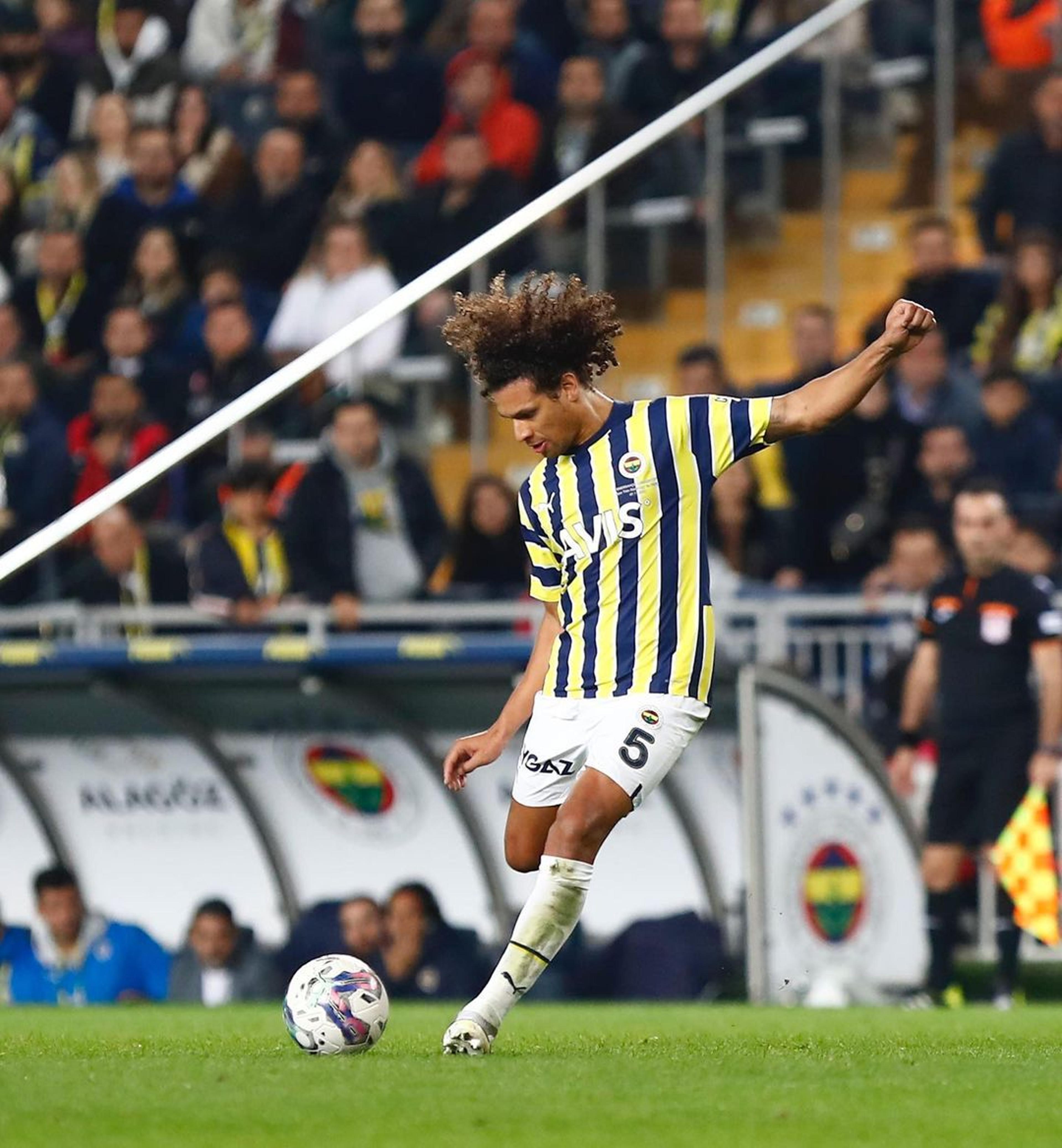 Willian Arão deixa o Fenerbahçe e acerta com clube da Champions League