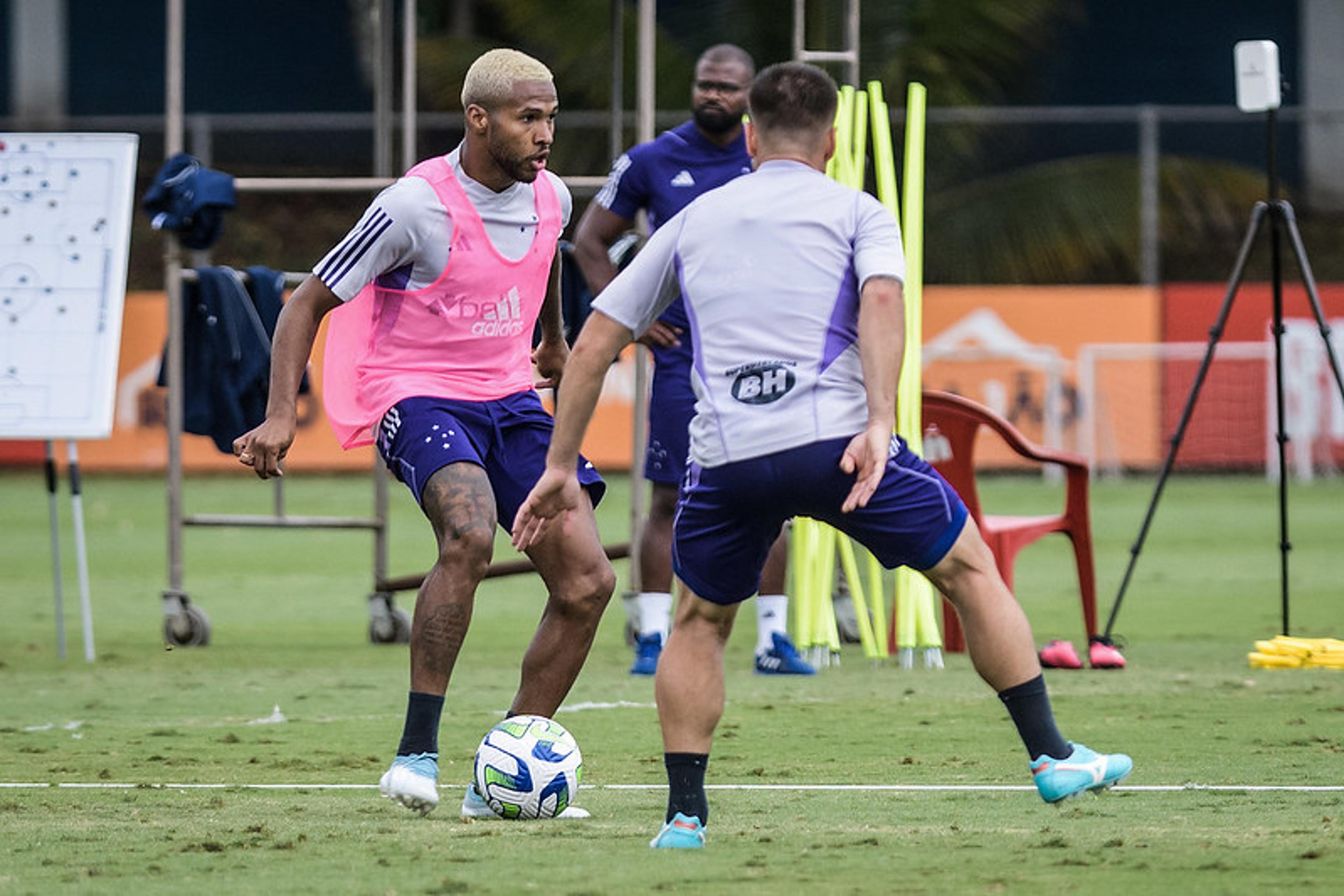 Recuperados de lesões, Wesley e Reynaldo voltam aos treinos no Cruzeiro