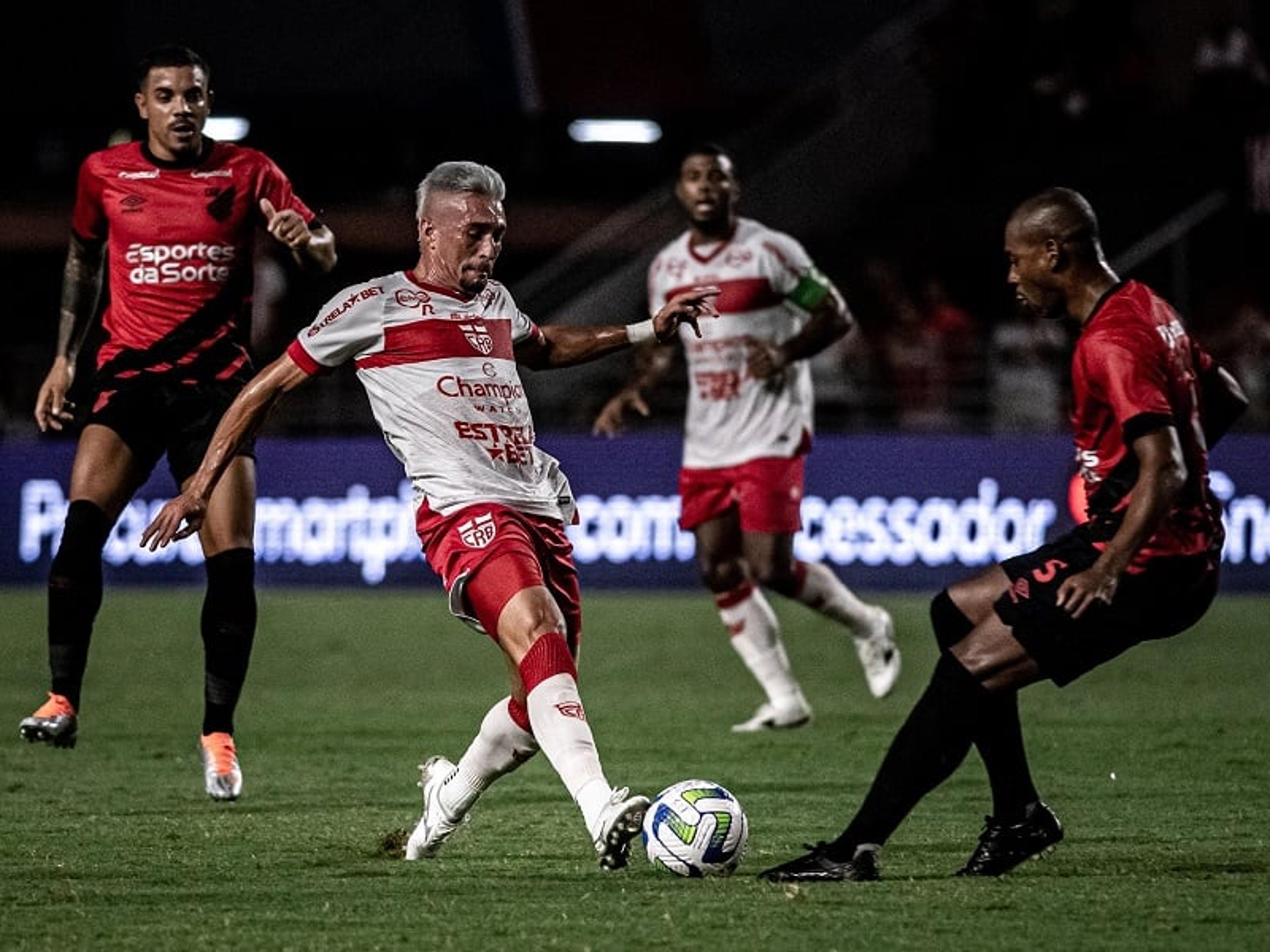 Em Maceió, CRB vence Athletico-PR e larga na frente pela Copa do Brasil