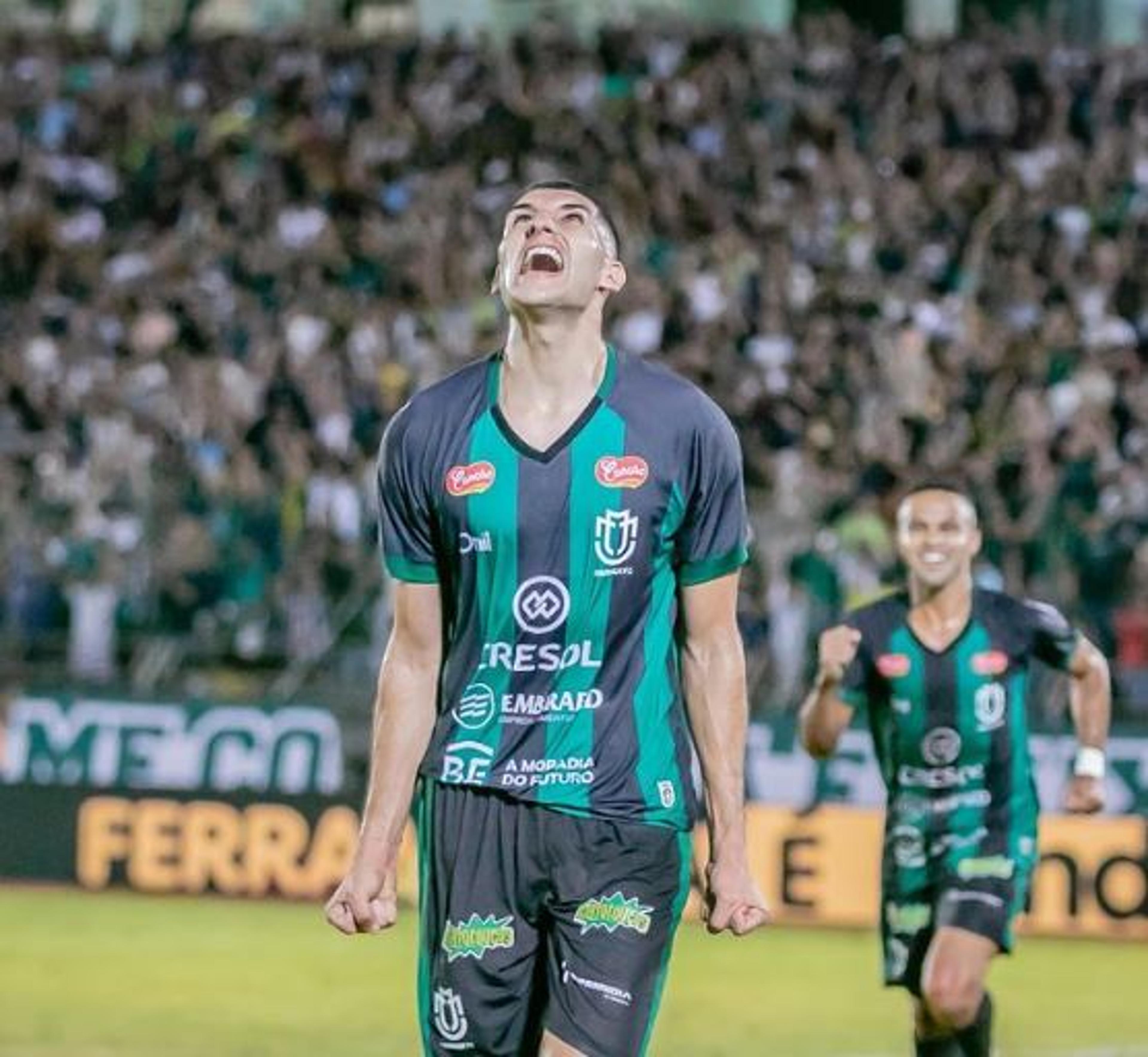 Destaque contra o Flamengo, Matheus Bianqui fala sobre vitória histórica do Maringá