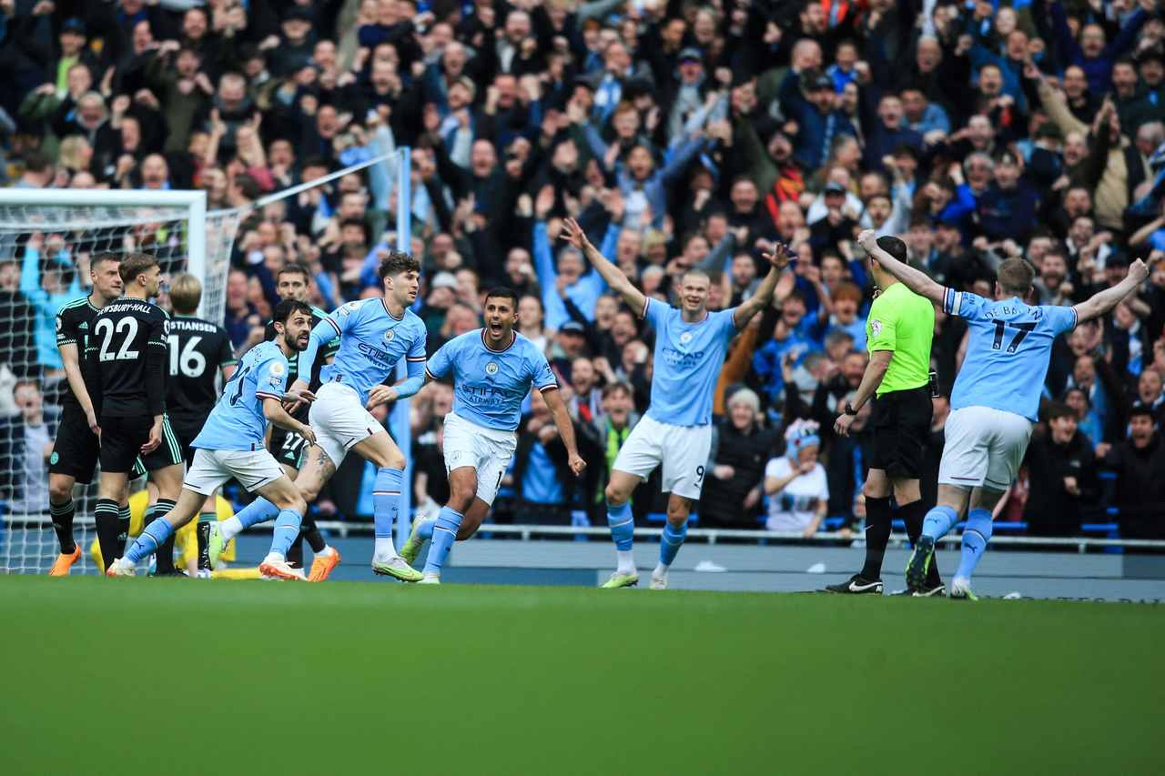 Premier League: Manchester City resolve no primeiro tempo, vence Leicester e bota pressão no Arsenal