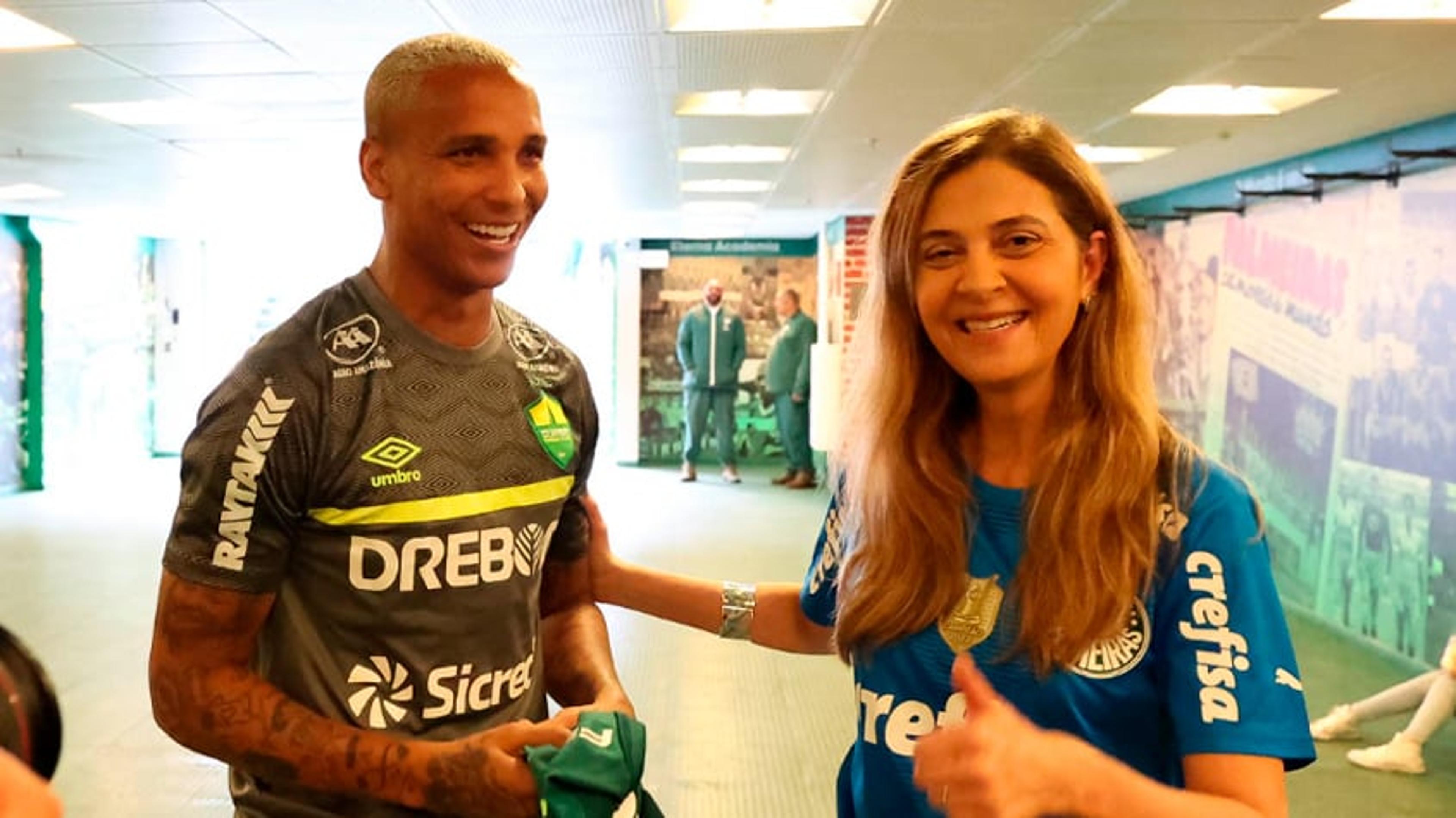 VÍDEO: Deyverson se diz surpreso com homenagem da diretoria do Palmeiras e comenta resenha com Menino